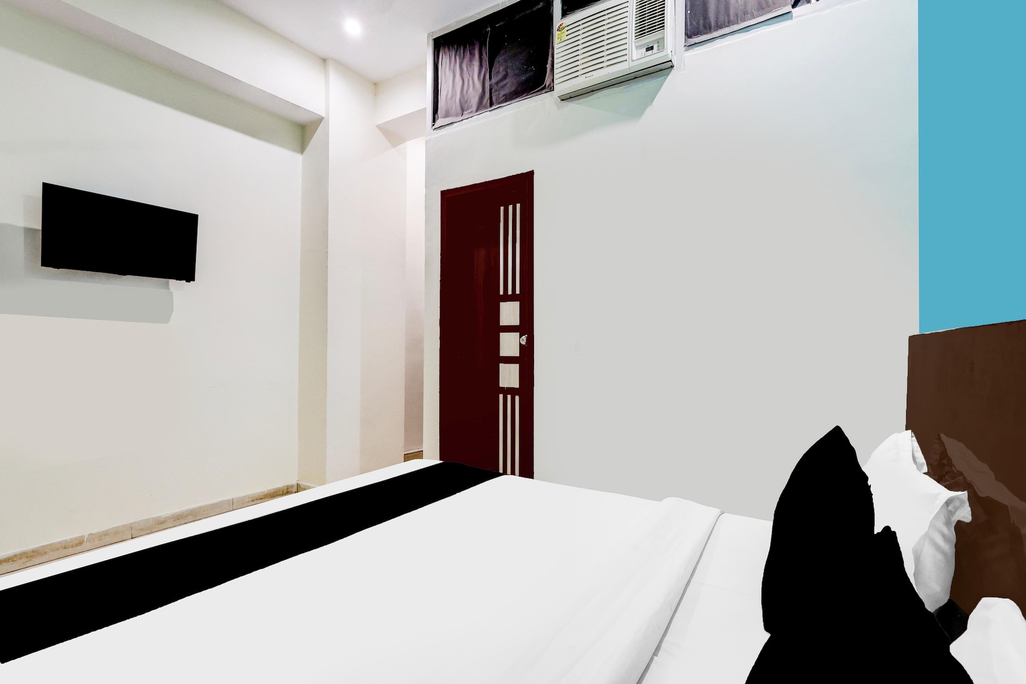 Comfortable Accommodations: Hotel O Katla Bazar in Rewari offers comfortable rooms with air-conditioning and TV. Guests enjoy free WiFi throughout the property, ensuring connectivity during their stay.
Convenient Facilities: The hotel provides housekeeping and room service, catering to all guest needs. Reception staff are available in English and Hindi, assisting guests with any queries.
Prime Location: Located less than 1 km from Rewari Railway Station and 66 km from Delhi International Airport, the hotel is situated near Nai Wali Chowk. Dronacharya College of Engineering is 41 km away.
Unmarried couples are warmly welcome at this property.
Guests with local ID proof are warmly welcome.
Early Check-In Policy: A full day’s room rate will be charged for check-ins before 6:00 AM. Complimentary early check-in is available between 6:00 AM and 10:00 AM, subject to room availability.
Check-in is only available to guests aged 18 and above. Please provide a government-issued ID to confirm your age.