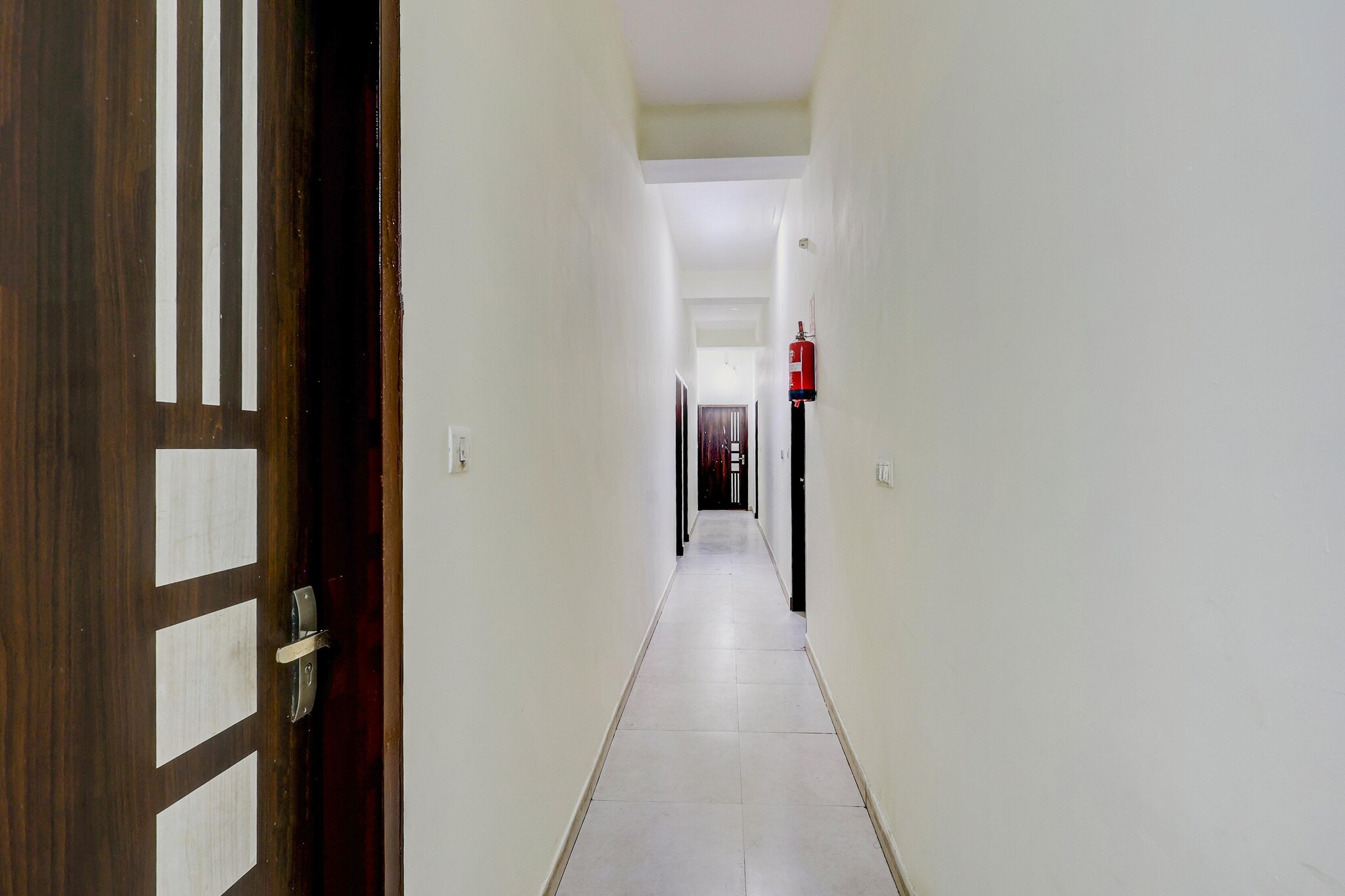 Ground floor: (bedroom(double bed, TV, seating area, air conditioning, Towels incl., telephone), bathroom(bathtub or shower, shower, washbasin, toilet, shampoo, body soap, hot water), Parking)