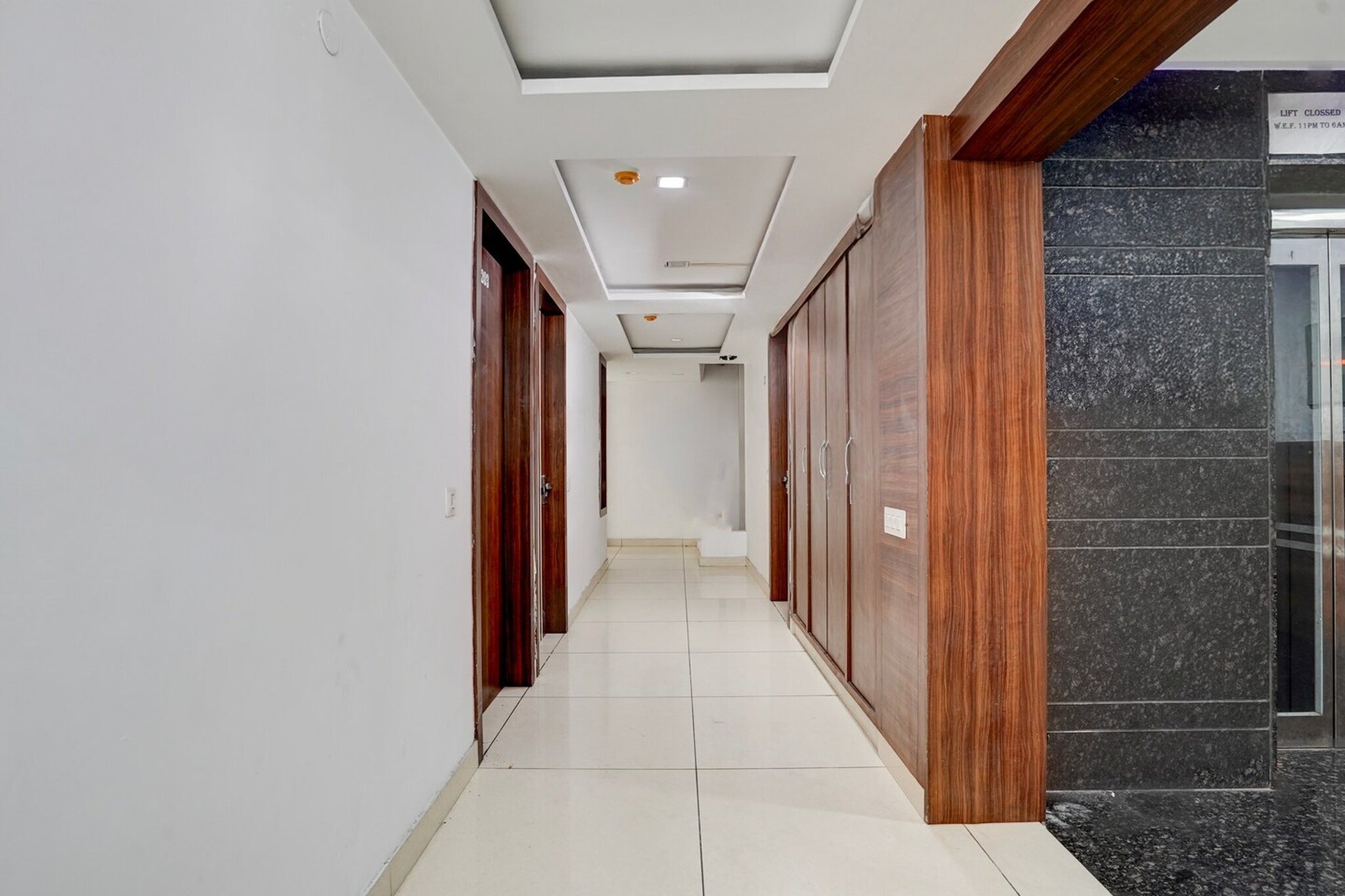 Ground floor: (bedroom(double bed, TV, seating area, air conditioning, Towels incl., telephone), bathroom(bathtub or shower, shower, washbasin, toilet, shampoo, body soap, hot water), lift)