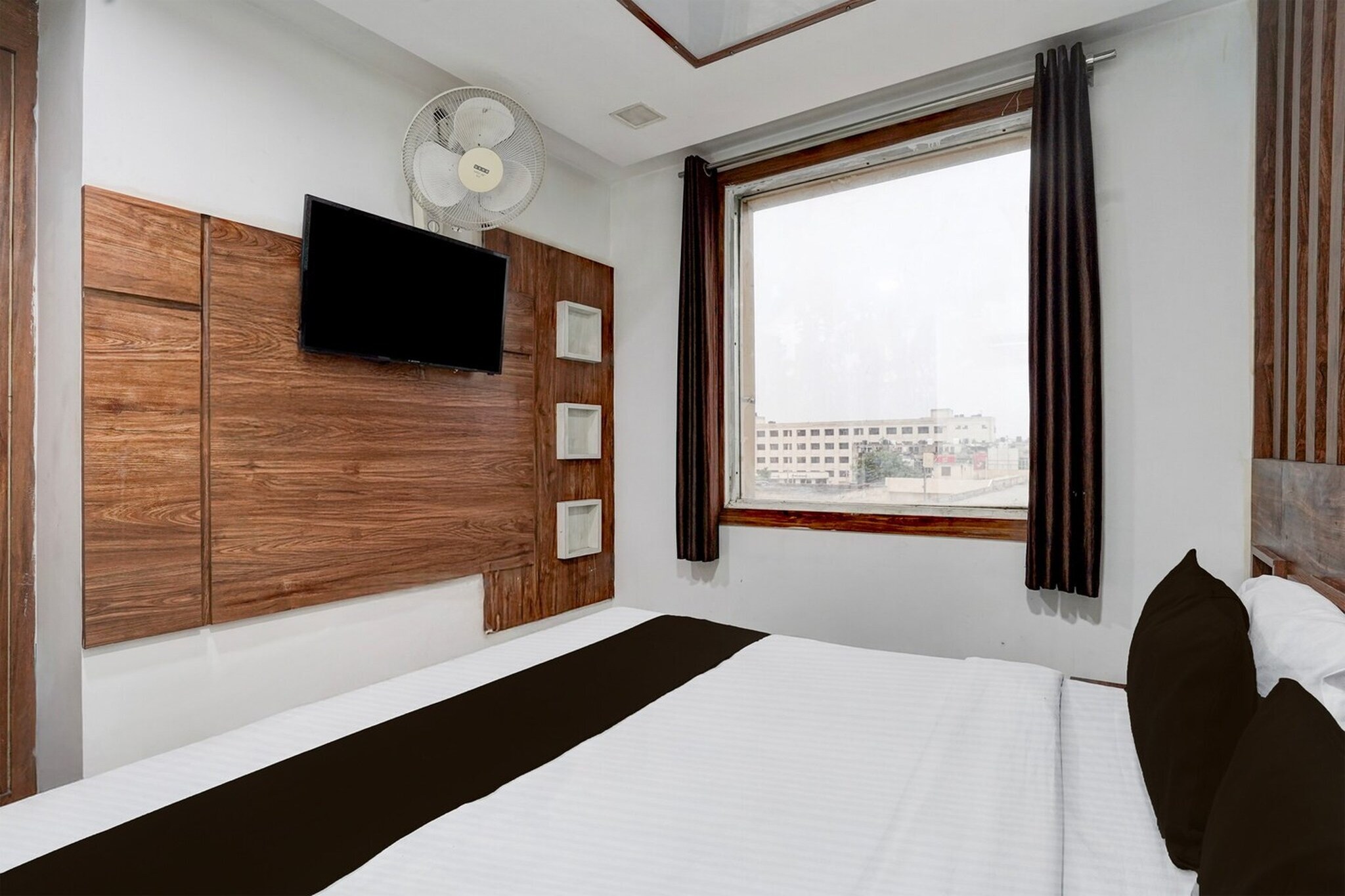 Comfortable Accommodations: Collection O Mall Road Bathinda in Bathinda offers family rooms with air-conditioning, private bathrooms, work desks, and seating areas. Each room includes free toiletries, bath or shower, TV, and tiled floors.

Essential Facilities: Guests enjoy free WiFi, a lift, 24-hour front desk, housekeeping service, room service, and luggage storage. The hotel provides a welcoming environment with English and Hindi spoken at reception.

Convenient Location: Located 22 km from Bathinda Airport, the hotel is a 5-minute walk from Bathinda Railway Station. Nearby attractions include J&K Bank and Old City.

Unmarried couples are warmly welcome at this property.
Guests with local ID proof are warmly welcome.
Early Check-In Policy: A full day’s room rate will be charged for check-ins before 6:00 AM. Complimentary early check-in is available between 6:00 AM and 10:00 AM, subject to room availability.
Check-in is only available to guests aged 18 and above. Please provide a government-issued ID to confirm your age.
