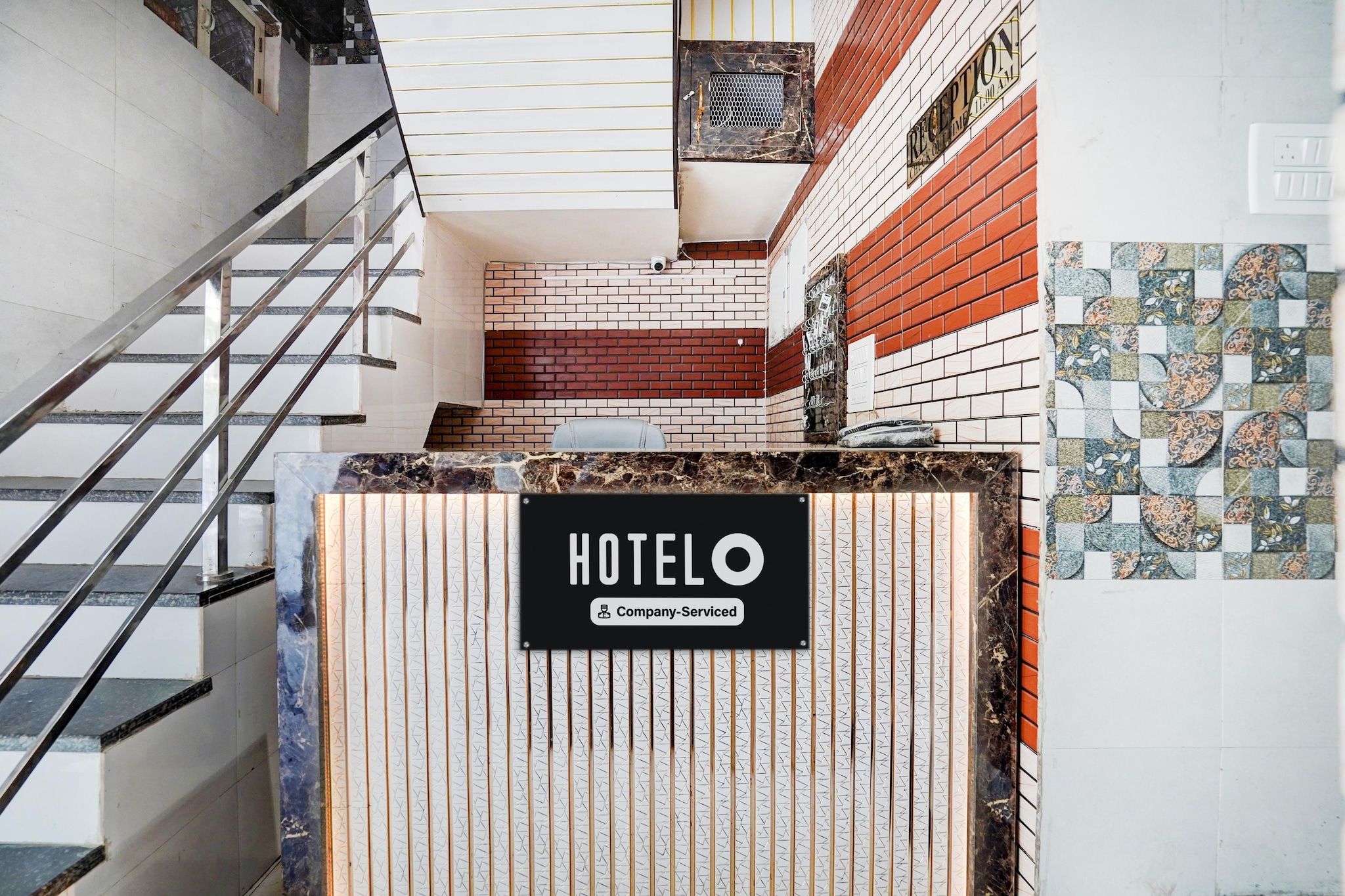 Ground floor: (bedroom(double bed, TV, seating area, air conditioning, Towels incl., telephone), bathroom(bathtub or shower, shower, washbasin, toilet, shampoo, body soap, hot water), Parking)