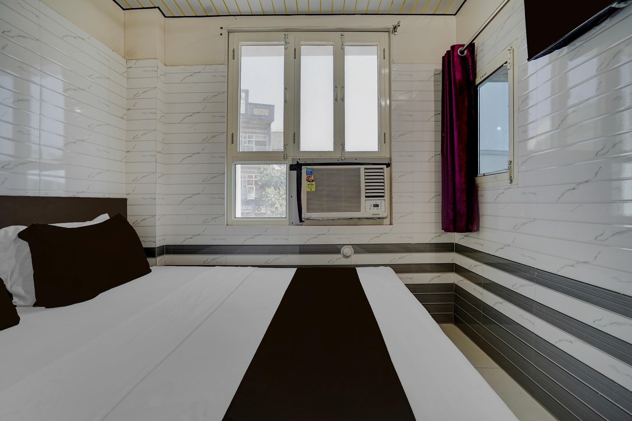 Featuring free WiFi, Hotel O Jishan Market Mathura is situated in Mathura. The accommodation features room service and a 24-hour front desk for guests.

The rooms at the hotel are fitted with a seating area, a flat-screen TV with satellite channels and a private bathroom with free toiletries and a shower. Guest rooms at Hotel O Jishan Market Mathura have air conditioning and a desk.

Agra Airport  is  65.5 from the property

Unmarried couples are warmly welcome at this property.
Early Check-In Policy: A full day’s room rate will be charged for check-ins before 6:00 AM. Complimentary early check-in is available between 6:00 AM and 10:00 AM, subject to room availability.
Check-in is only available to guests aged 18 and above. Please provide a government-issued ID to confirm your age.
