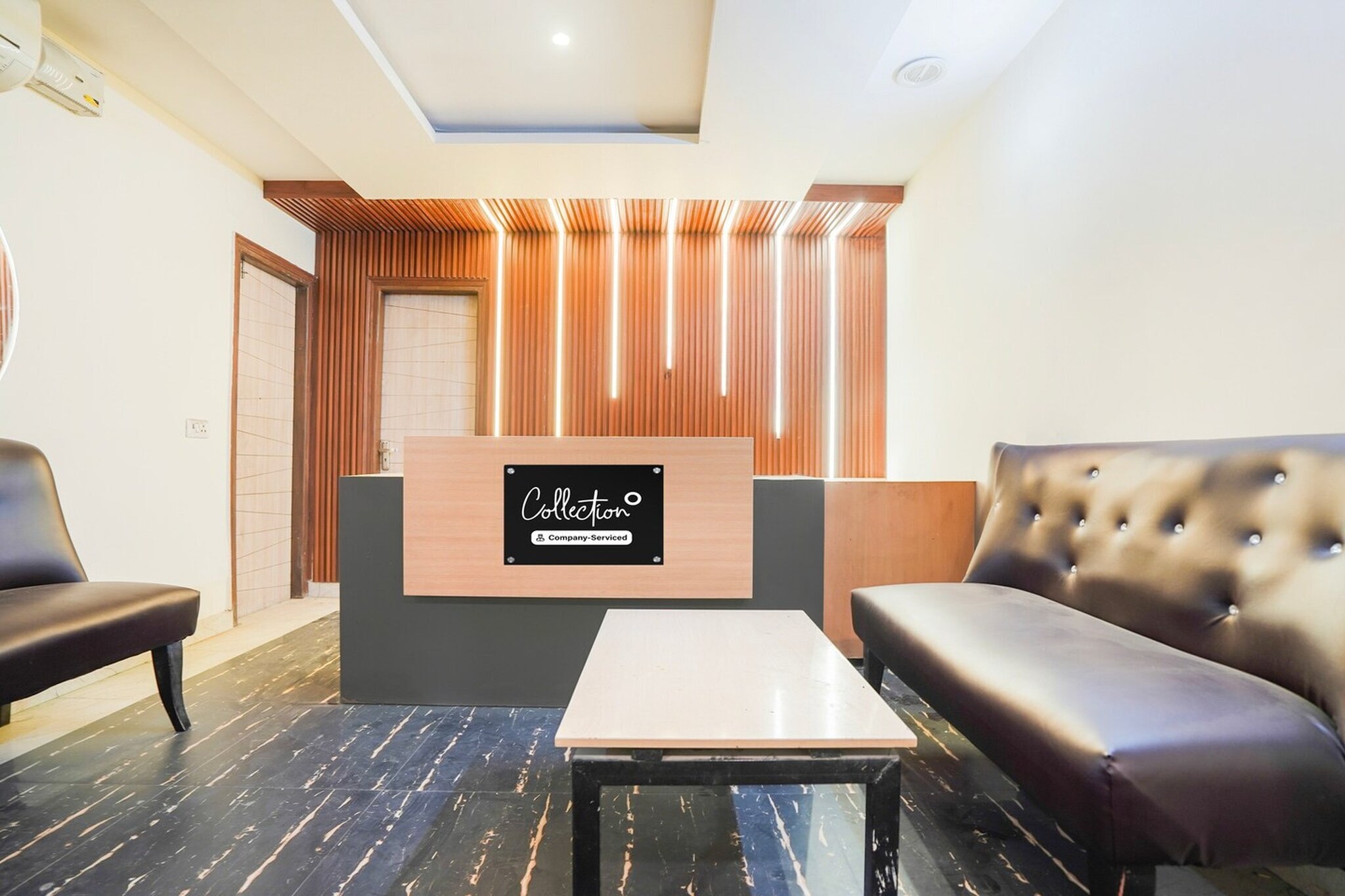 Ground floor: (bedroom(double bed, TV, seating area, air conditioning, Towels incl., telephone), bathroom(bathtub or shower, shower, washbasin, toilet, shampoo, body soap, hot water), Parking, Laundry Package for a fee)