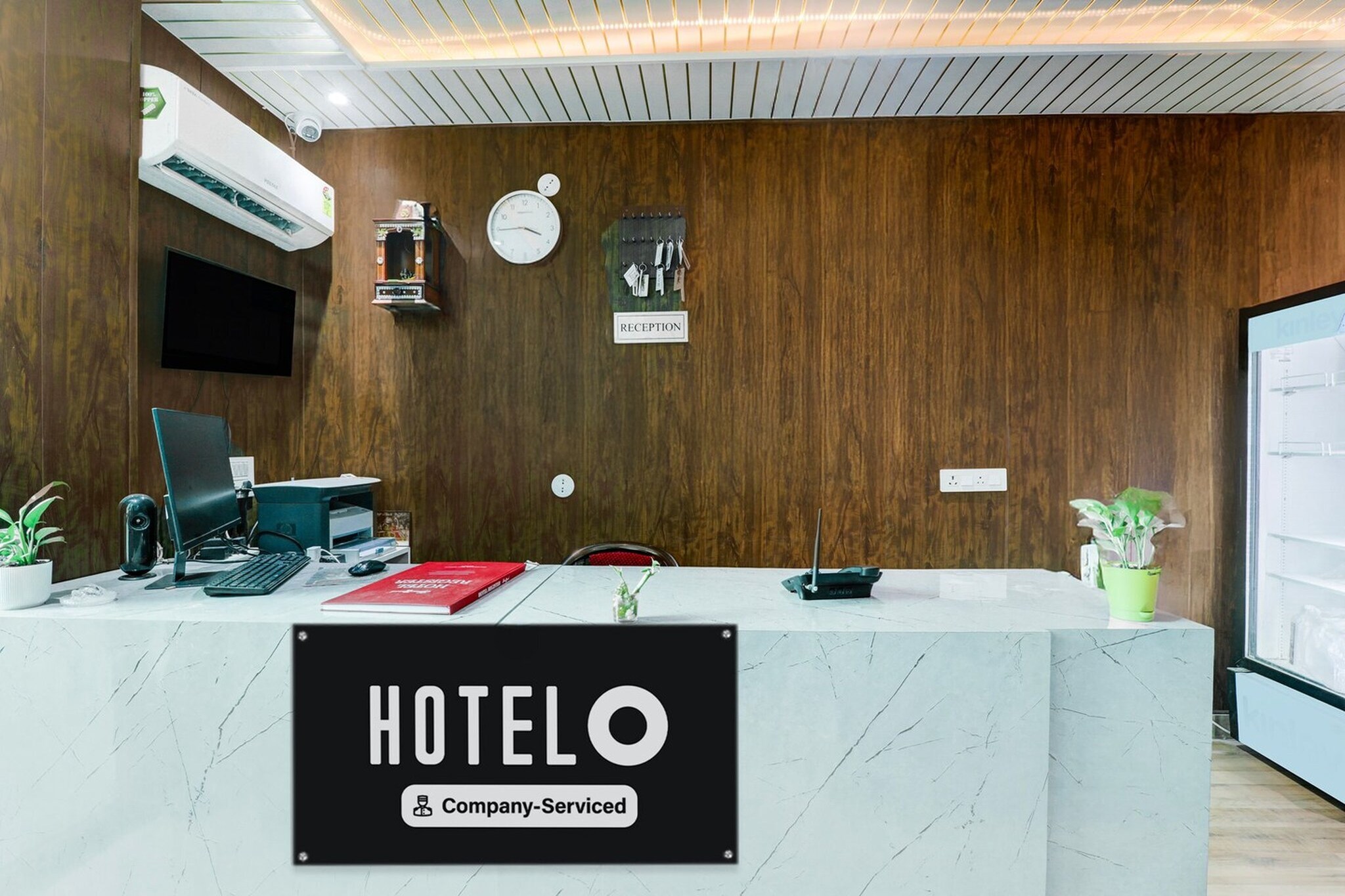 Ground floor: (bedroom(double bed, TV, seating area, air conditioning, Towels incl., telephone), bathroom(bathtub or shower, shower, washbasin, toilet, shampoo, body soap, hot water), Parking)