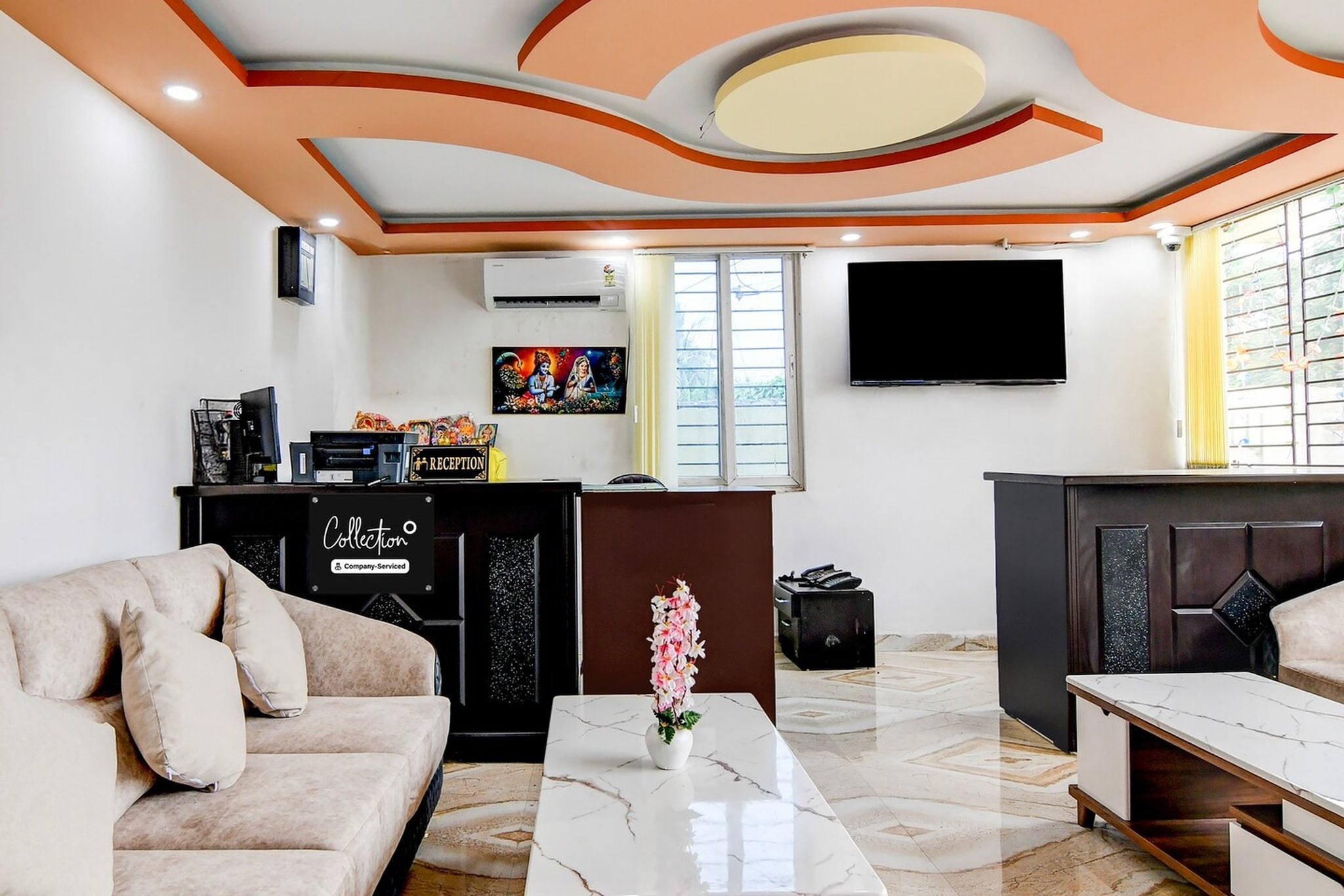 Ground floor: (bedroom(double bed, TV, seating area, air conditioning, Towels incl., telephone), bathroom(bathtub or shower, shower, washbasin, toilet, shampoo, body soap, hot water), Parking, lift)