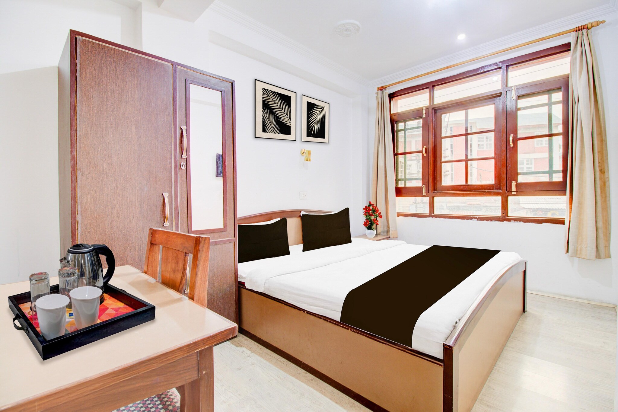 Situated conveniently in the Lal Chowk district of Jawāharnagar, Hotel O Jahangir Chowk Formerly City Star is set 10 km from Shankaracharya Mandir, 10 km from Hazratbal Mosque and 12 km from Pari Mahal. Featuring a shared lounge, the 3-star hotel has air-conditioned rooms with free WiFi, each with a private bathroom.

At the hotel, all rooms come with a desk. The units at Hotel O Jahangir Chowk Formerly City Star come with a seating area and a flat-screen TV with satellite channels.

Roza Bal Shrine is 4.2 km from Hotel O Jahangir Chowk Formerly City Star, while Hari Parbat is 6.2 km away. Srinagar Airport is 19 km from the property.

We’re sorry, but we are unable to accommodate unmarried couples at this property.
Guests with local ID proof are warmly welcome.
Apologies, but we are currently unable to host foreign nationals at this property.
Early Check-In Policy: A full day’s room rate will be charged for check-ins before 6:00 AM. Complimentary early check-in is available between 6:00 AM and 10:00 AM, subject to room availability.
Check-in is only available to guests aged 18 and above. Please provide a government-issued ID to confirm your age.
