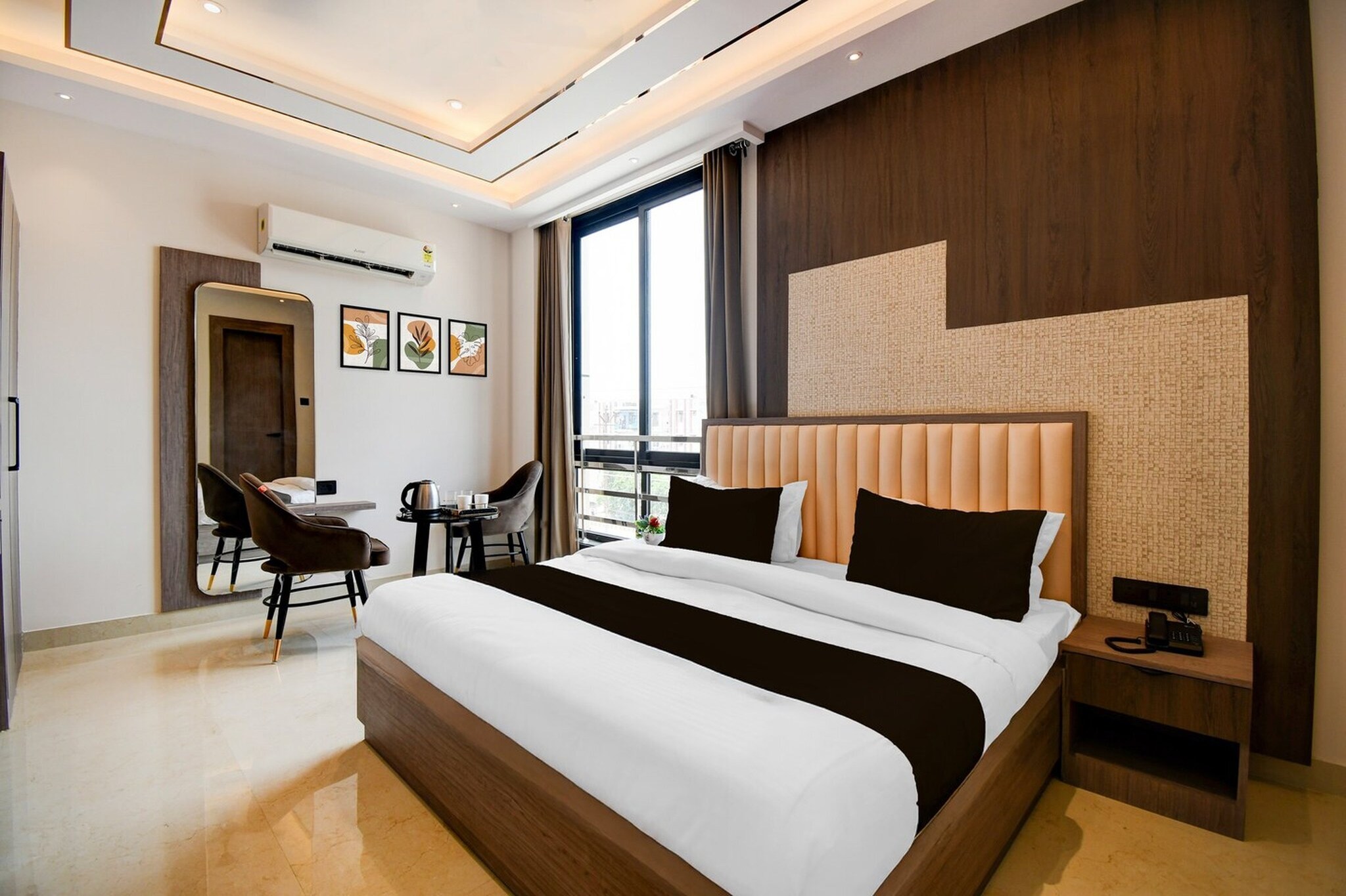 Ground floor: (bedroom(double bed, TV, seating area, air conditioning, Towels incl., telephone), bathroom(bathtub or shower, shower, washbasin, toilet, shampoo, body soap, hot water), Parking, lift)