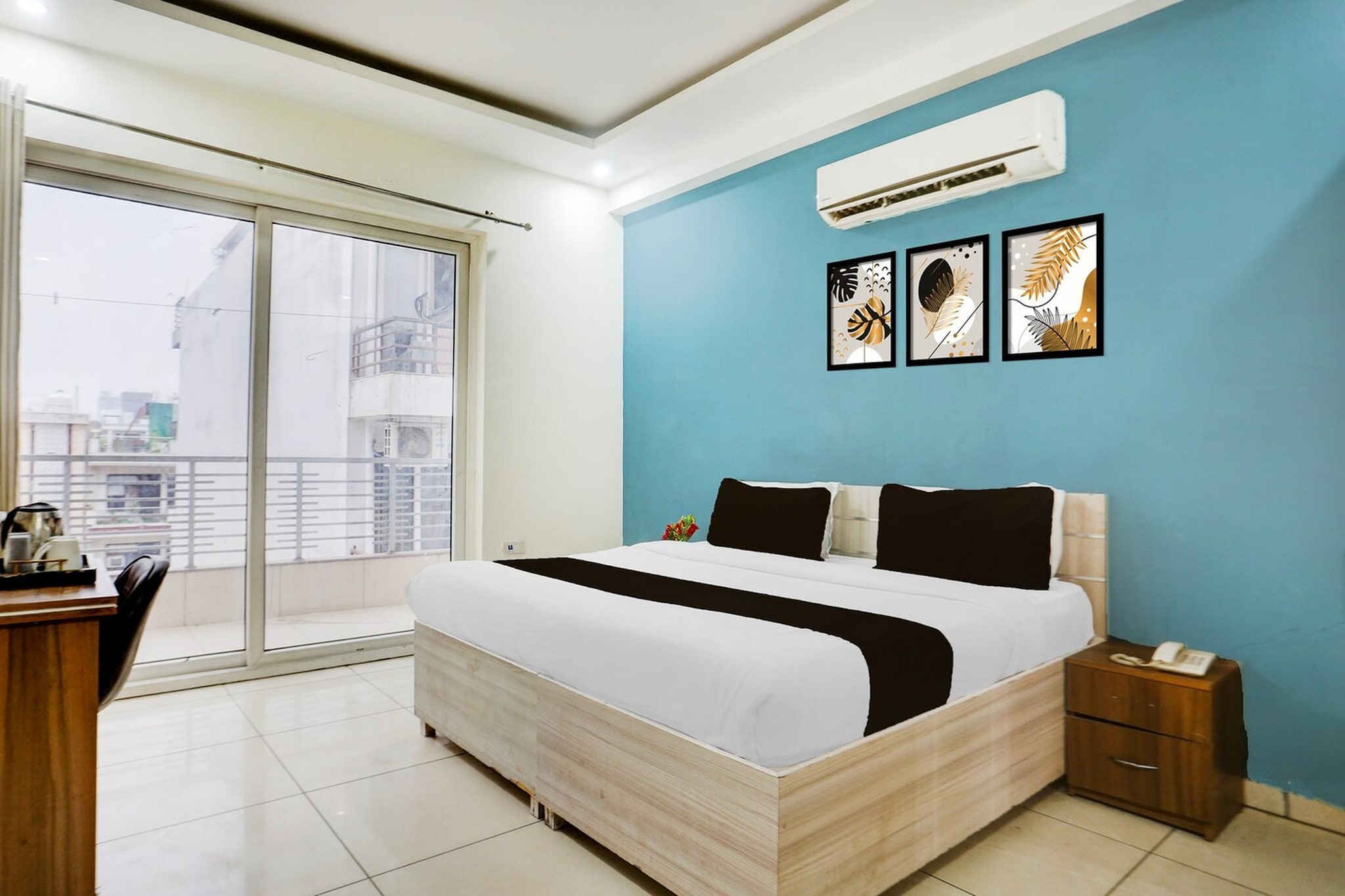 Ground floor: (bedroom(double bed, TV, seating area, air conditioning, Towels incl., telephone), bathroom(bathtub or shower, shower, washbasin, toilet, shampoo, body soap, hot water), lift)