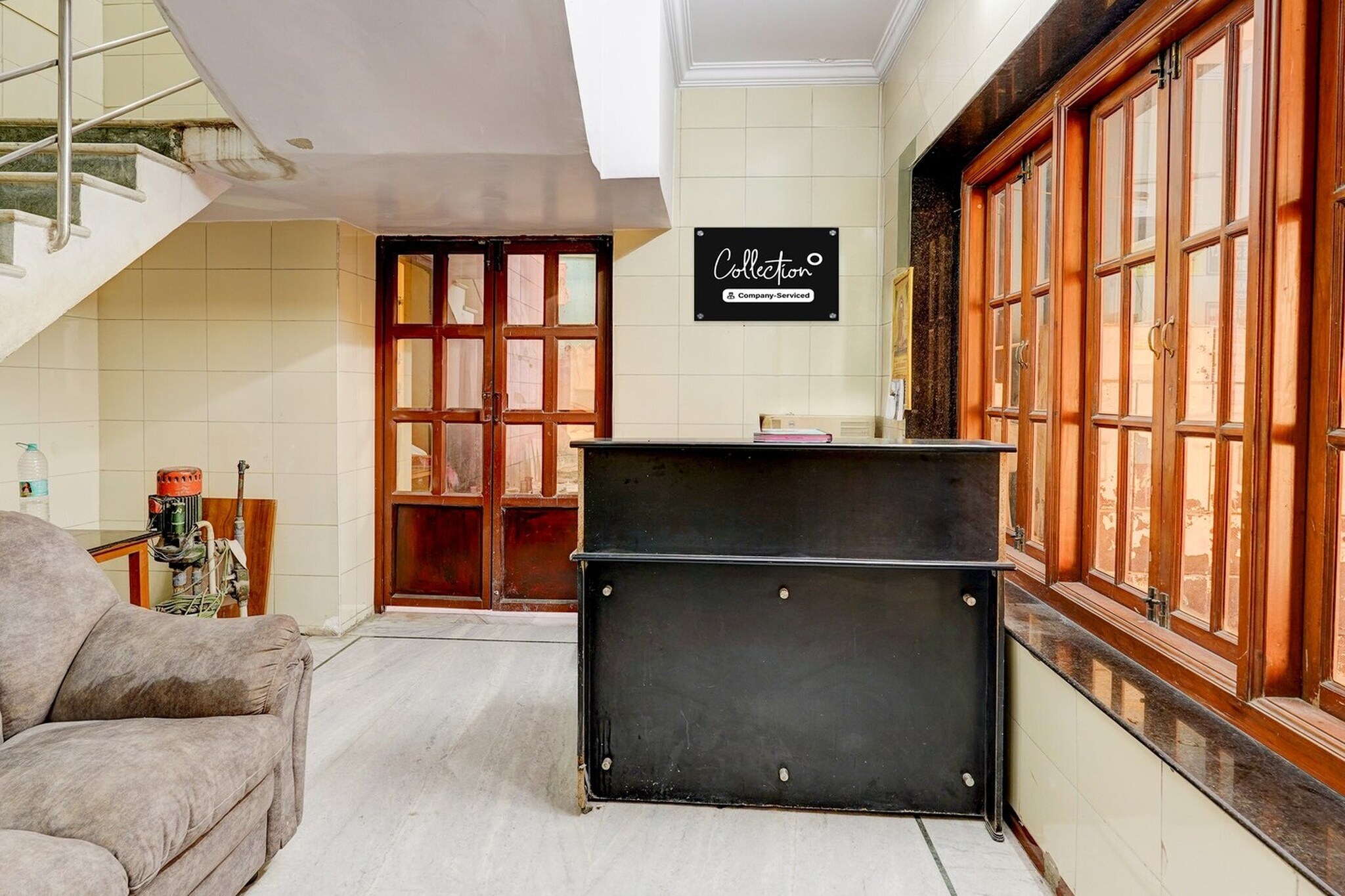 Ground floor: (bedroom(double bed, TV, seating area, air conditioning, Towels incl., telephone), bathroom(bathtub or shower, shower, washbasin, toilet, shampoo, body soap, hot water), Parking, Laundry Package for a fee)