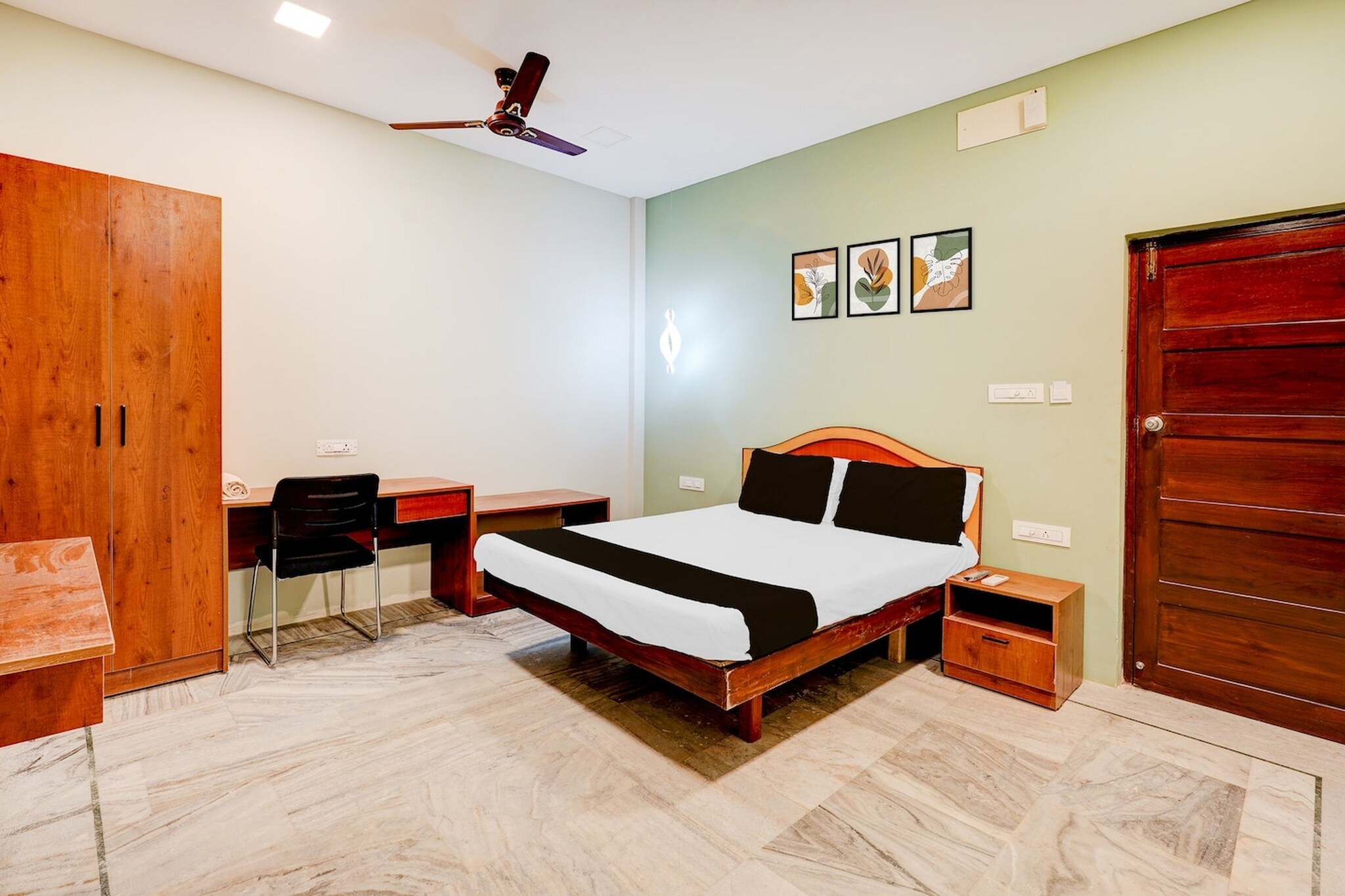 Conveniently located in the centre of Chennai, Collection O Vadapalani Formerly Mahalakshmi Inn offers air-conditioned rooms with free WiFi. The accommodation features room service, a 24-hour front desk and luggage storage for guests.
All guest rooms at the hotel come with a seating area, a flat-screen TV with satellite channels and a private bathroom with free toiletries and a bath or shower. The rooms feature a desk.
Chennai International Airport is 8 km from the property.
Unmarried couples are warmly welcome at this property.
Guests with local ID proof are warmly welcome.
Early Check-In Policy: A full day’s room rate will be charged for check-ins before 6:00 AM. Complimentary early check-in is available between 6:00 AM and 10:00 AM, subject to room availability.
Check-in is only available to guests aged 18 and above. Please provide a government-issued ID to confirm your age.