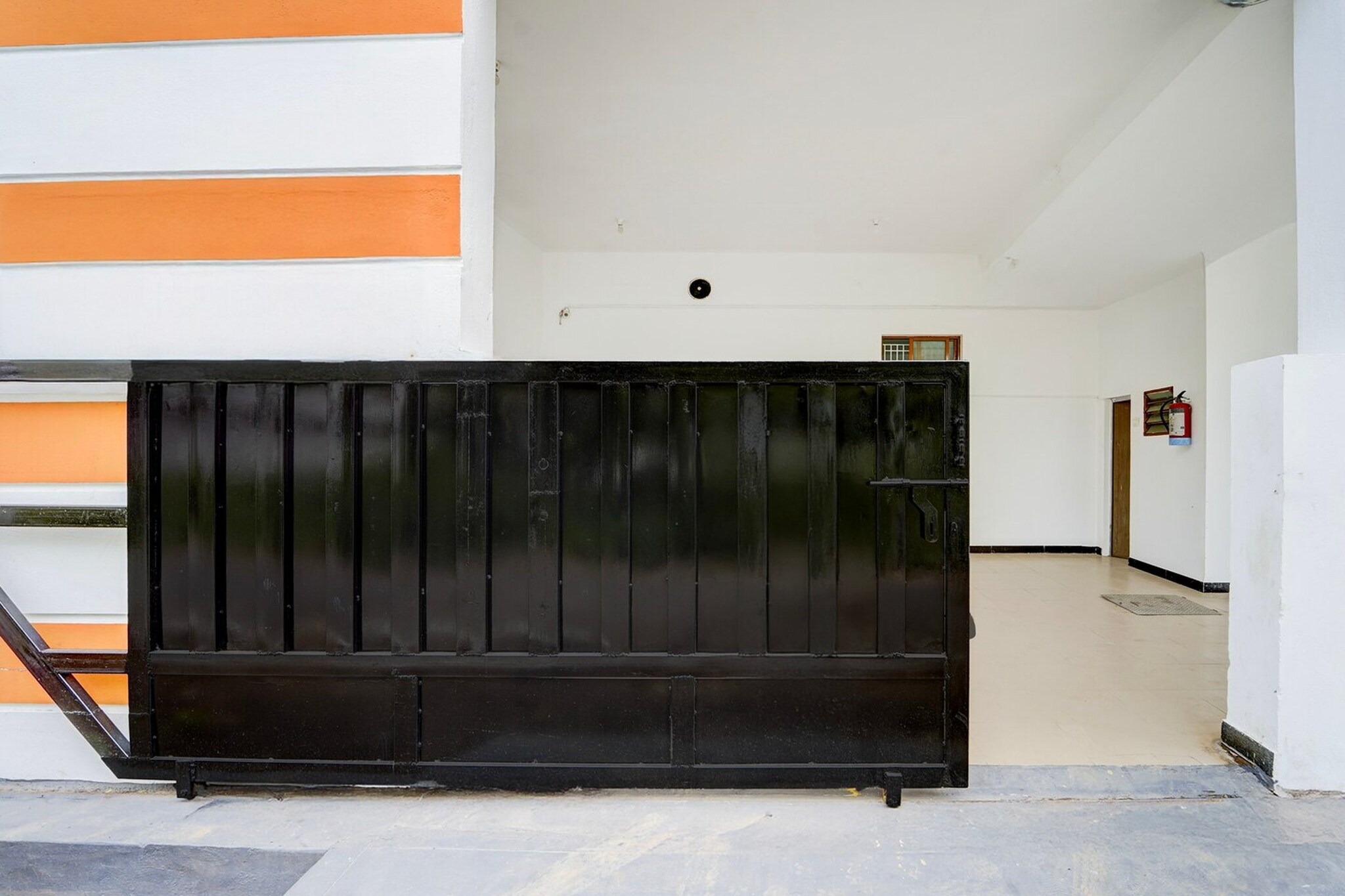Ground floor: (bedroom(double bed, TV, seating area, air conditioning, Towels incl., telephone), bathroom(bathtub or shower, shower, washbasin, toilet, shampoo, body soap, hot water), Parking)