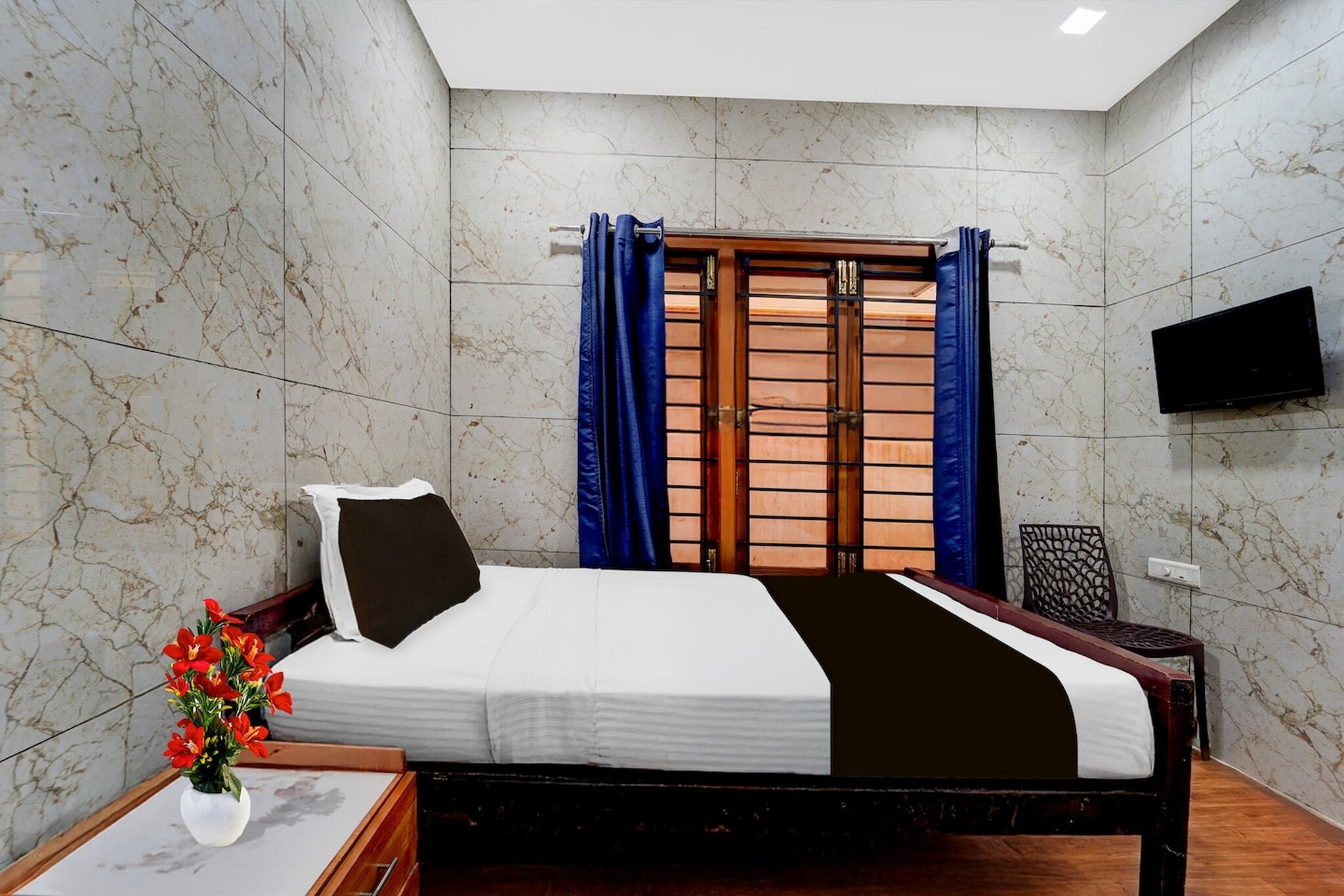 Set in the centre of Coimbatore, 7.8 km from Codissia Trade Fair Complex, Collection O Omni Bus Terminal Gandhipuram Formerly Apple Grand offers air-conditioned rooms and free WiFi. The accommodation features room service, a 24-hour front desk and luggage storage for guests.

All guest rooms at the hotel come with a seating area, a flat-screen TV with satellite channels and a private bathroom with free toiletries and a bath or shower. Guest rooms feature a desk.

Coimbatore Junction is 3.4 km from Collection O Omni Bus Terminal Gandhipuram Formerly Apple Grand, while Podanur Junction is 11 km from the property. Coimbatore International Airport is 11 km away.

Unmarried couples are warmly welcome at this property.
Guests with local ID proof are warmly welcome.

Early Check-In Policy: A full day’s room rate will be charged for check-ins before 6:00 AM. Complimentary early check-in is available between 6:00 AM and 10:00 AM, subject to room availability.
Check-in is only available to guests aged 18 and above. Please provide a government-issued ID to confirm your age.