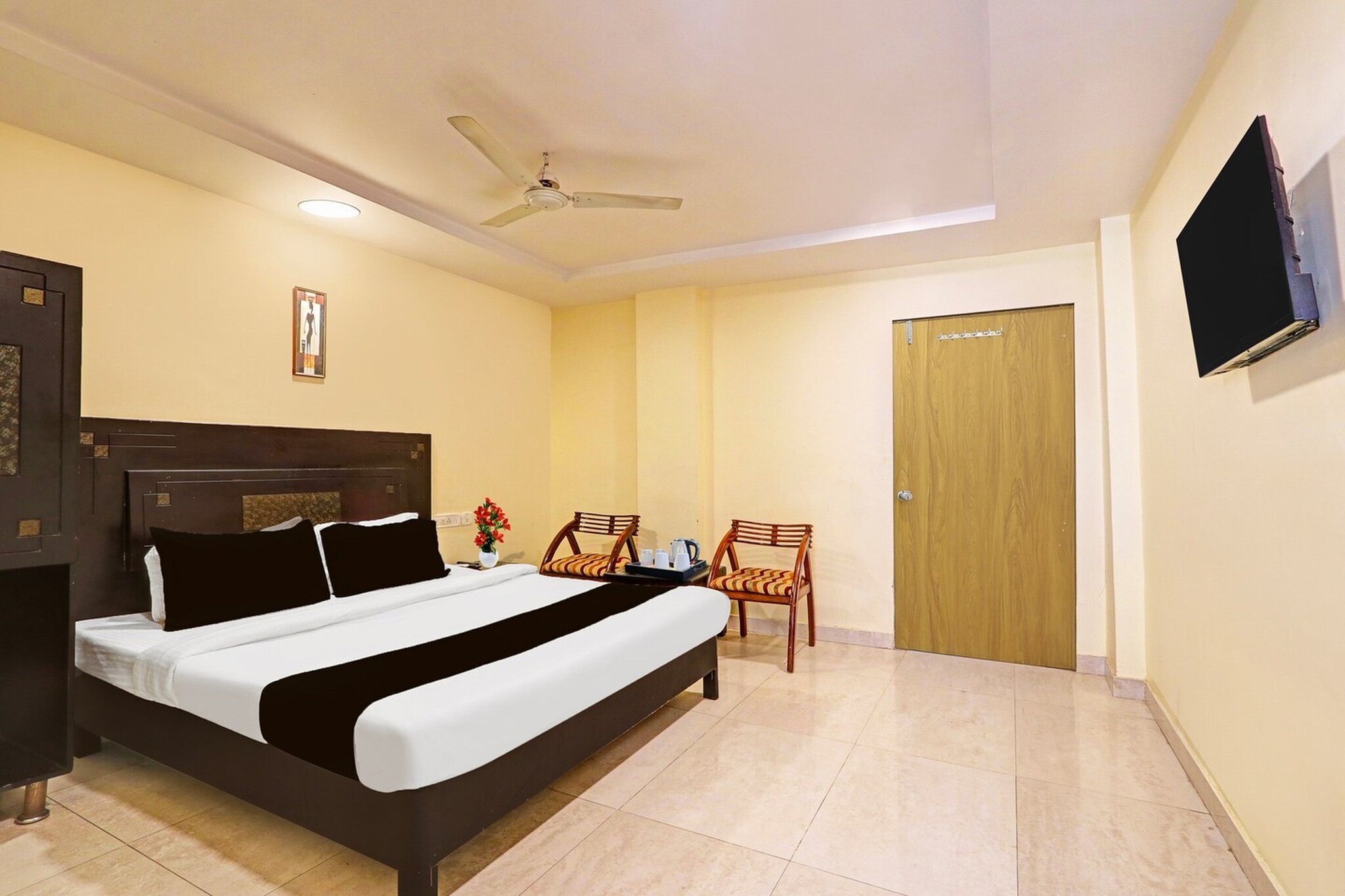 Collection O Kurnool Formerly Sai Priyanka Inn is offering accommodation in Kurnool. Among the facilities at this property are room service and a 24-hour front desk, along with free WiFi throughout the property. The hotel has family rooms.
All guest rooms at the hotel come with a seating area, a flat-screen TV with satellite channels and a private bathroom with free toiletries and a bath or shower. Guest rooms at Collection O Kurnool Formerly Sai Priyanka Inn feature air conditioning and a desk.
Kurnool Airport is 24 km from the property.
Unmarried couples are warmly welcome at this property.
Guests with local ID proof are warmly welcome.
Early Check-In Policy: A full day’s room rate will be charged for check-ins before 6:00 AM. Complimentary early check-in is available between 6:00 AM and 10:00 AM, subject to room availability.
Check-in is only available to guests aged 18 and above. Please provide a government-issued ID to confirm your age.