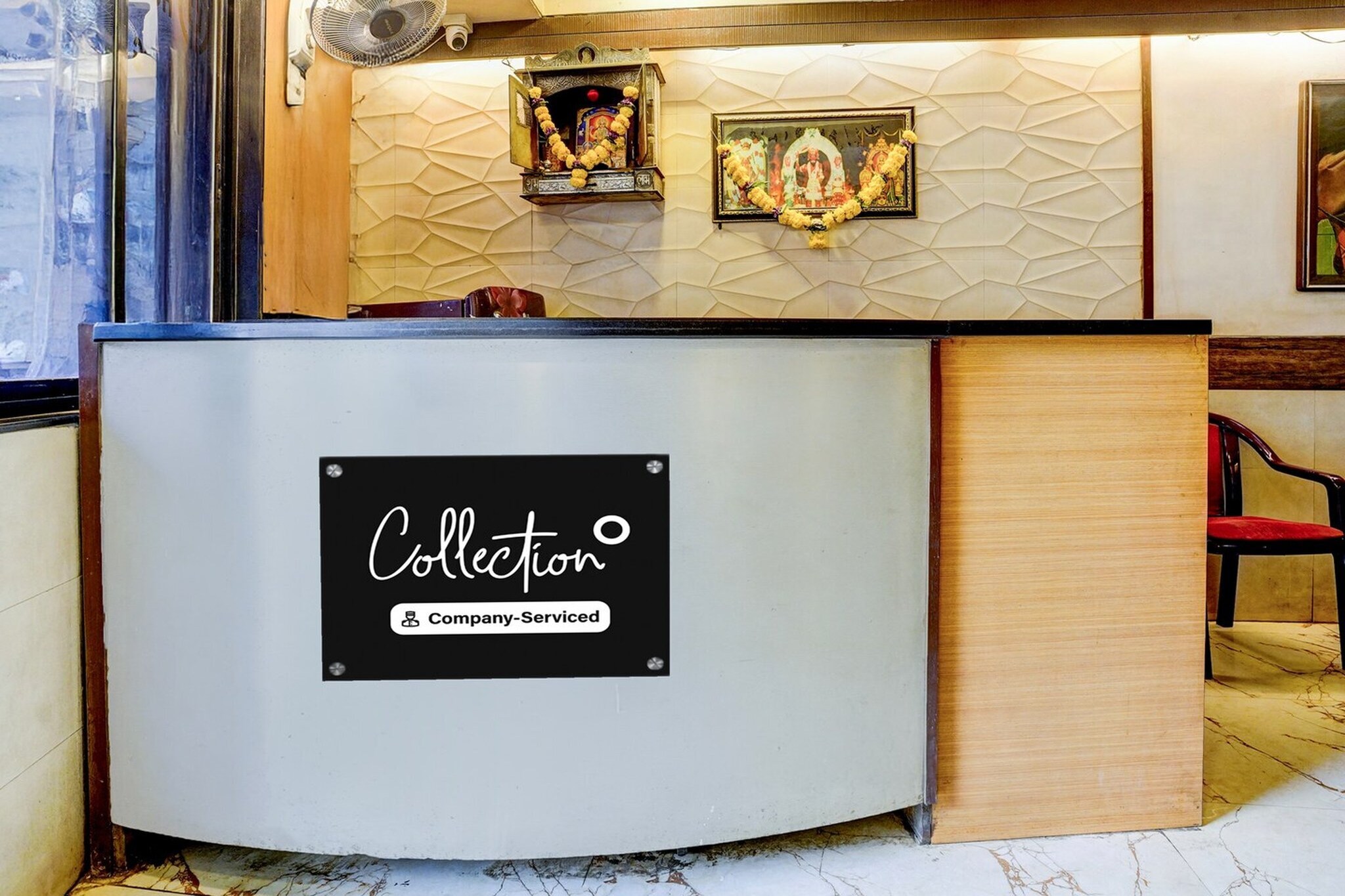 Ground floor: (bedroom(double bed, TV, seating area, air conditioning, Towels incl., telephone), bathroom(bathtub or shower, shower, washbasin, toilet, shampoo, body soap, hot water), Parking, lift)