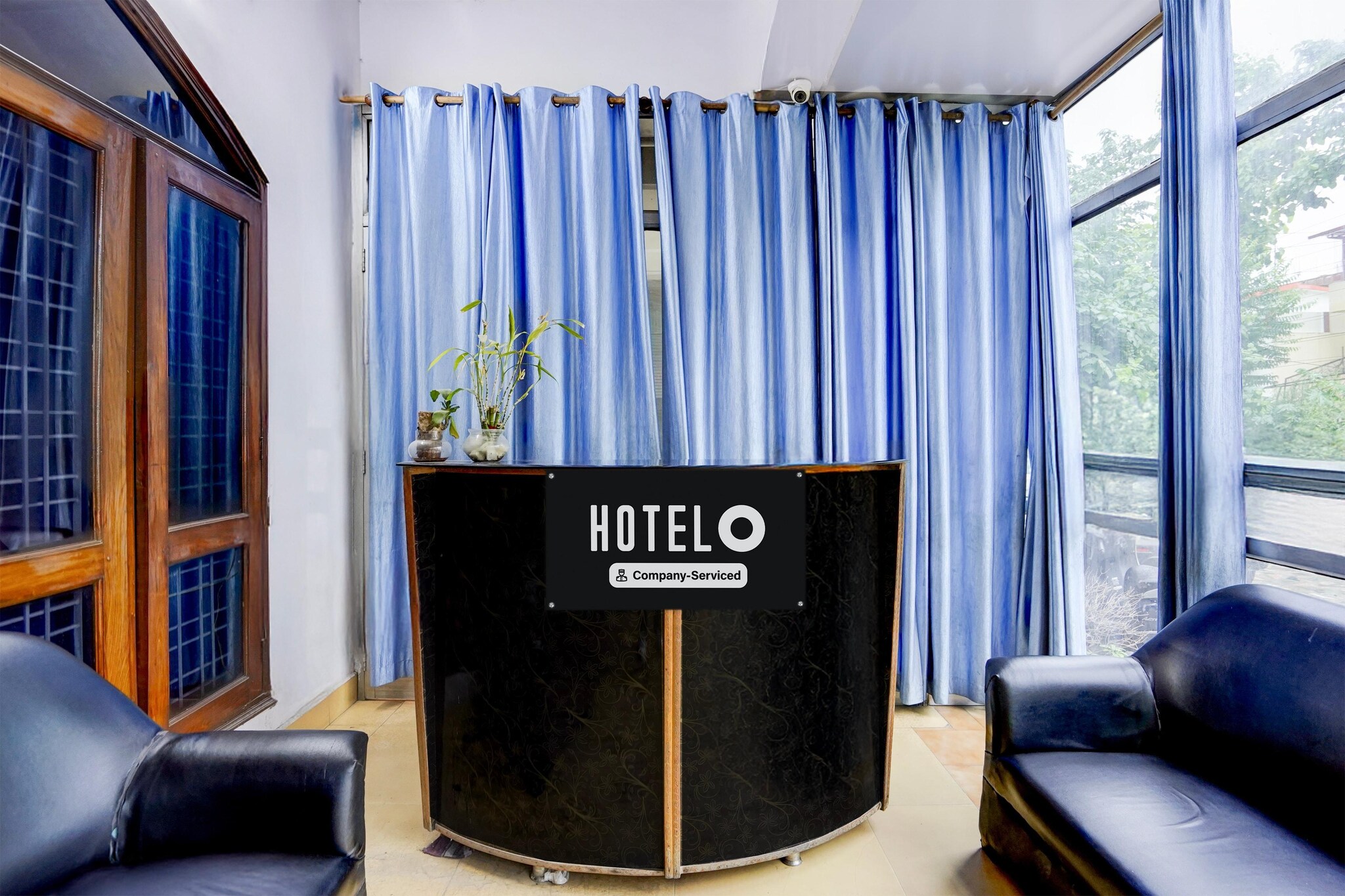 Ground floor: (bedroom(double bed, TV, seating area, air conditioning, Towels incl., telephone), bathroom(bathtub or shower, shower, washbasin, toilet, shampoo, body soap, hot water), Parking)