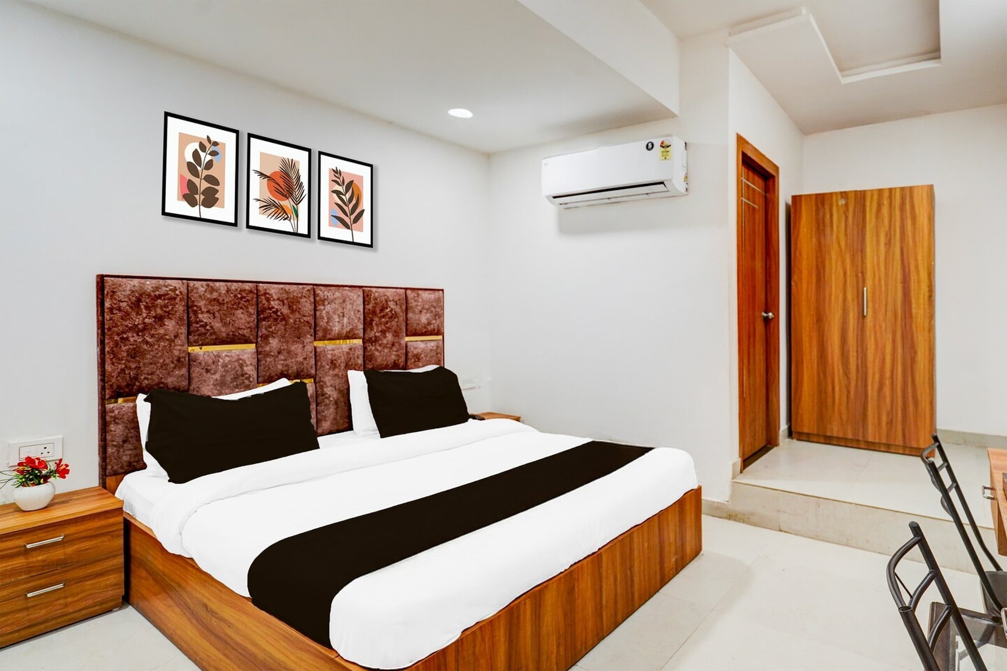 Set within 8.5 km of Agra Cantonment and 13 km of Taj Mahal, Hotel O Kargil Complex Formerly Saarthi Inn offers rooms with air conditioning and a private bathroom in Agra. This 3-star hotel offers room service, a 24-hour front desk and free WiFi. The hotel features family rooms.

The units at the hotel come with a seating area, a flat-screen TV with satellite channels and a private bathroom with free toiletries and a bath or shower. The rooms feature a desk.

Akbar's Tomb is 2.9 km from Hotel O Kargil Complex Formerly Saarthi Inn, while Mankameshwar Temple is 8.5 km away. Agra Airport is 7 km from the property.

Unmarried couples are warmly welcome at this property.
Guests with local ID proof are warmly welcome.
Early Check-In Policy: A full dayâ€™s room rate will be charged for check-ins before 6:00 AM. Complimentary early check-in is available between 6:00 AM and 10:00 AM, subject to room availability.

Check-in is only available to guests aged 18 and above. Please provide a government-issued ID to confirmÂ yourÂ age.
