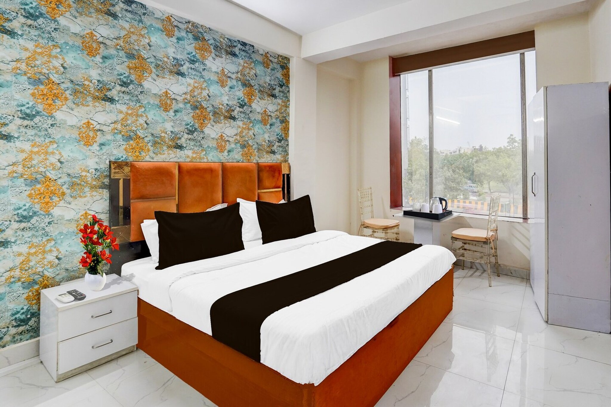 Set within 17 km of Swaminarayan Akshardham and 19 km of Tughlaqabad Fort, Hotel O Sector 51 Metro Station Formerly Shubham Residency offers rooms with air conditioning and a private bathroom in Noida. Among the facilities at this property are room service and a 24-hour front desk, along with free WiFi throughout the property. The property is non-smoking and is situated 20 km from Humayun's Tomb.
The units at the hotel come with a seating area, a flat-screen TV with satellite channels and a private bathroom with free toiletries and a bath or shower. The rooms feature a desk.
National Gandhi Museum is 23 km from Hotel O Sector 51 Metro Station Formerly Shubham Residency, while India Gate is 23 km away. Hindon Airport is 15 km from the property.
Unmarried couples are warmly welcome at this property.
Guests with local ID proof are warmly welcome.
Early Check-In Policy: A full day’s room rate will be charged for check-ins before 6:00 AM. Complimentary early check-in is available between 6:00 AM and 10:00 AM, subject to room availability.
Check-in is only available to guests aged 18 and above. Please provide a government-issued ID to confirm your age.