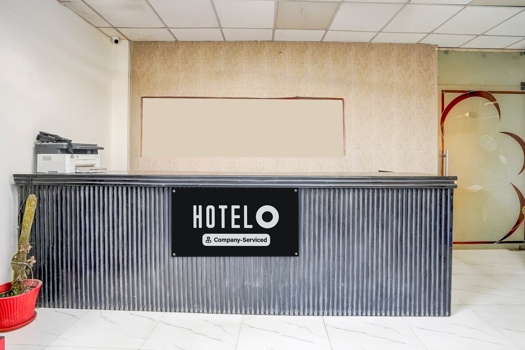 Ground floor: (bedroom(double bed, TV, seating area, air conditioning, telephone), bathroom(bathtub or shower, shower, washbasin, toilet, Towels incl., shampoo, body soap, hot water), parking)
