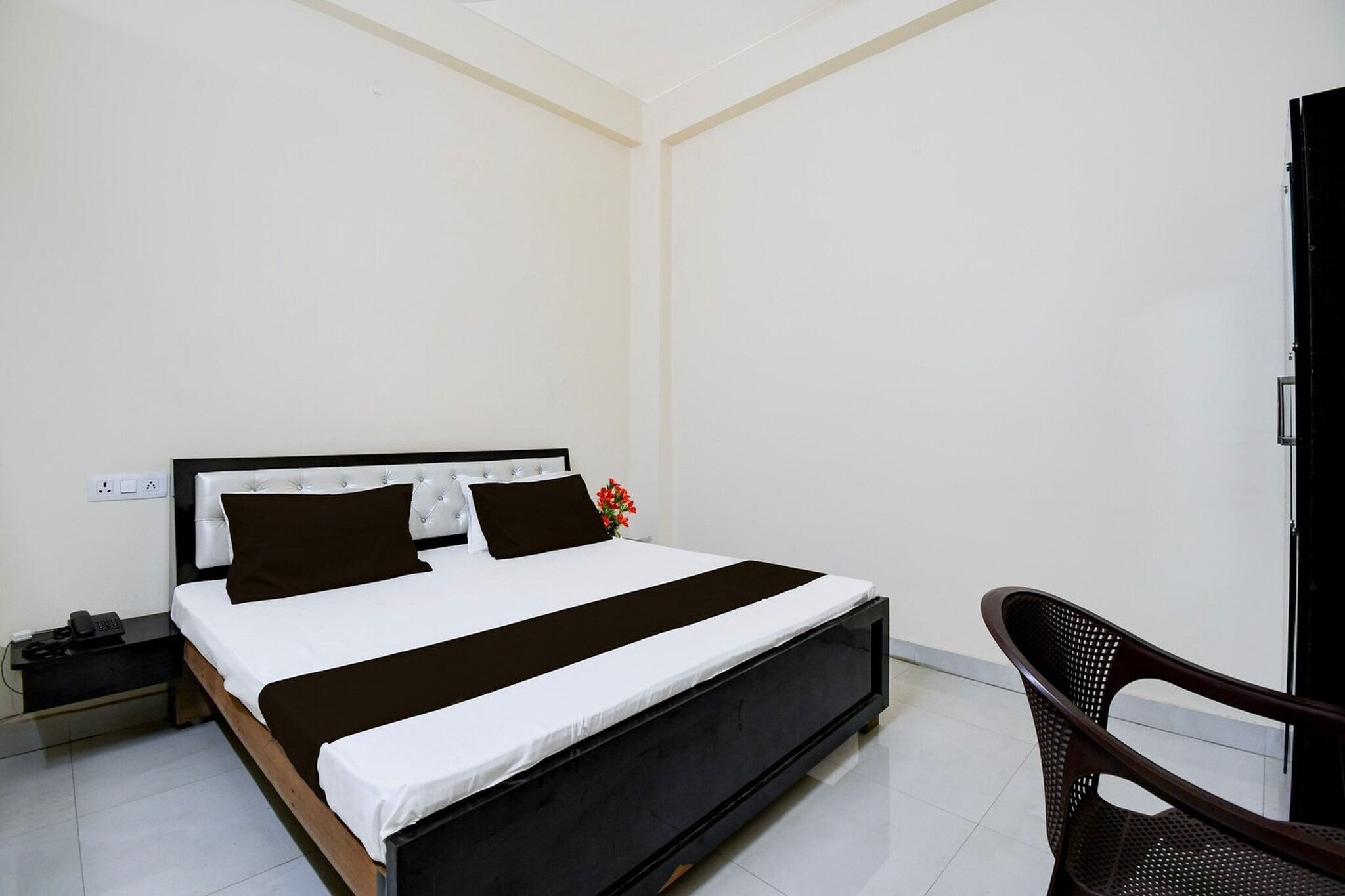 Situated within 9.3 km of Banaras Hindu University and 10 km of Sri Sankata Mochan Hanuman Temple, Collection O Mohansarai Bus Terminal Formerly Hotel Dakshit In features rooms with air conditioning and a private bathroom in Kakarmatha. With free WiFi, this 3-star hotel offers room service and a 24-hour front desk. The hotel has family rooms.
All rooms at the hotel are fitted with a seating area, a flat-screen TV with satellite channels and a private bathroom with free toiletries and a bath or shower. All guest rooms have a desk.
Assi Ghat is 12 km from Collection O Mohansarai Bus Terminal Formerly Hotel Dakshit In, while Harishchandra Ghat is 13 km from the property. Lal Bahadur Shastri International Airport is 34 km away.
Unmarried couples are warmly welcome at this property.
Guests with local ID proof are warmly welcome.
Early Check-In Policy: A full day’s room rate will be charged for check-ins before 6:00 AM. Complimentary early check-in is available between 6:00 AM and 10:00 AM, subject to room availability.
Check-in is only available to guests aged 18 and above. Please provide a government-issued ID to confirm your age.
