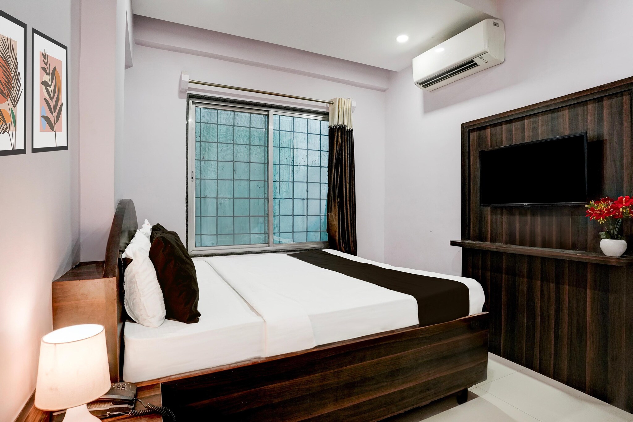 Ground floor: (bedroom(double bed, TV, seating area, air conditioning, Towels incl., telephone), bathroom(bathtub or shower, shower, washbasin, toilet, shampoo, body soap, hot water), Parking)