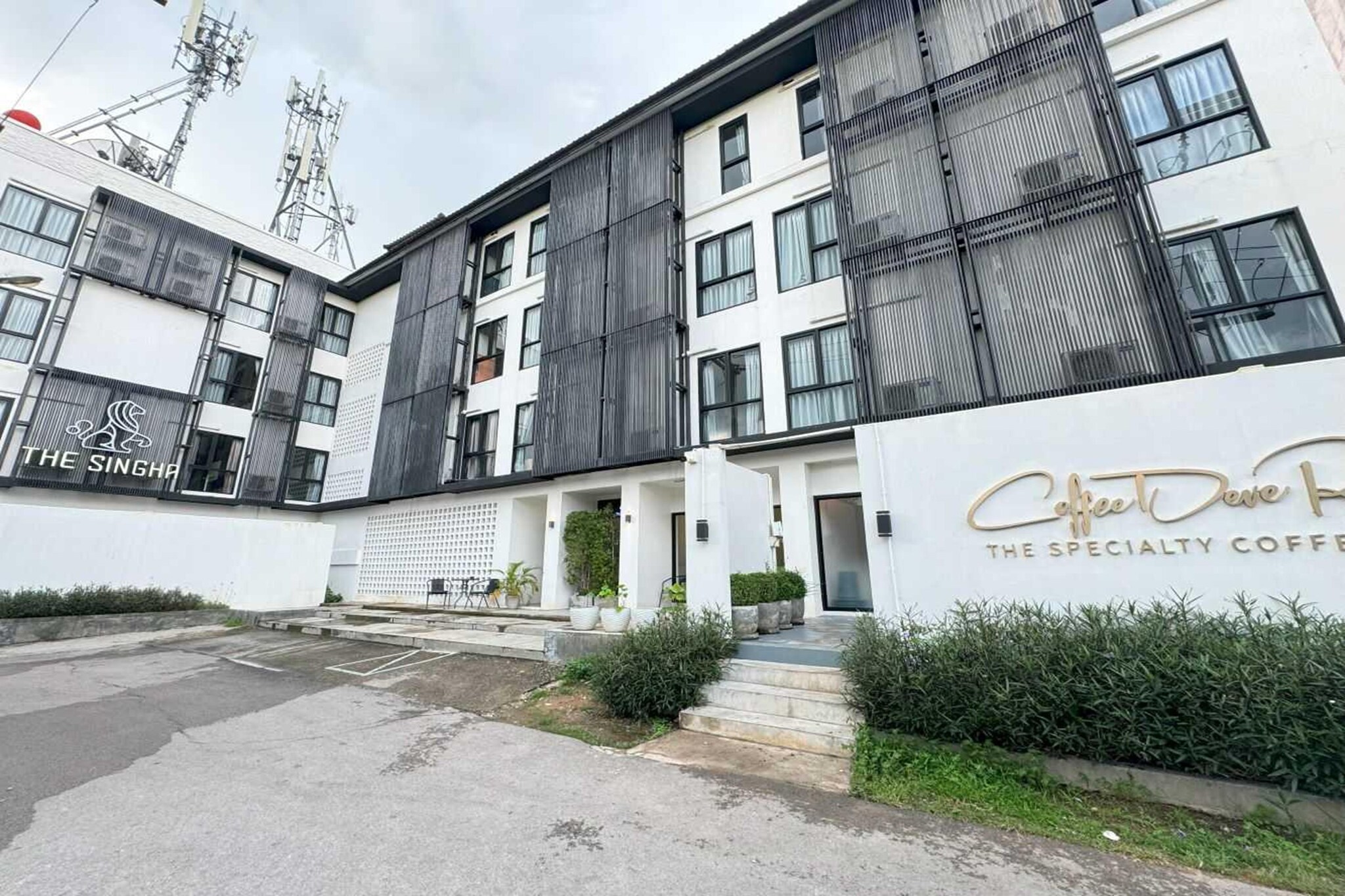 Indulge in upscale living in our Comfy Standard Double | Simple, Relaxing Stay, offering a separate living area, work desk, and elegant furnishings. Ideal for extended stays or travelers who prefer more room to relax. Guests enjoy premium amenities, free private parking, and proximity to the Chiang Mai International Convention and Exhibition Center.
Guest access
🛏 Your Room Includes:
🛋 Seating area & 🪑 work desk
🛌 Linen, wardrobe, and clothes rack
🧻 Toilet paper, 🧴 free toiletries, 🚿 shower, and 🪠 bidet
📺 Flat-screen TV with 📡 cable channels
🔌 Convenient socket near the bed
🌐 Connectivity & Entertainment:
📶 Free WiFi in all areas
☎️ Telephone and TV with cable
🌬 Comfort & Climate:
❄️ Air conditioning
🚭 Non-smoking rooms
🧹 Services:
🧽 Daily housekeeping
🛄 Luggage storage
📝 Private check-in/check-out
🧾 Invoice provided
🚗 Parking:
🅿️ Free private parking on-site (reservation needed)
🌳 Outdoor Features:
🔥 Outdoor fireplace
🪑 Outdoor furniture
🔐 Safety & Security:
🔥 Fire extinguishers
📹 CCTV in common areas & outside property
🚨 Smoke alarms & security alarm
🗝 Key card access
🧑‍🦽 Accessibility:
🚶 Upper floors accessible by stairs only
🗣 Languages Spoken:
English
Thai
Other things to note
🕑 Check-in:
From 2:00 PM to 12:00 AM
🕛 Check-out:
Until 12:00 PM