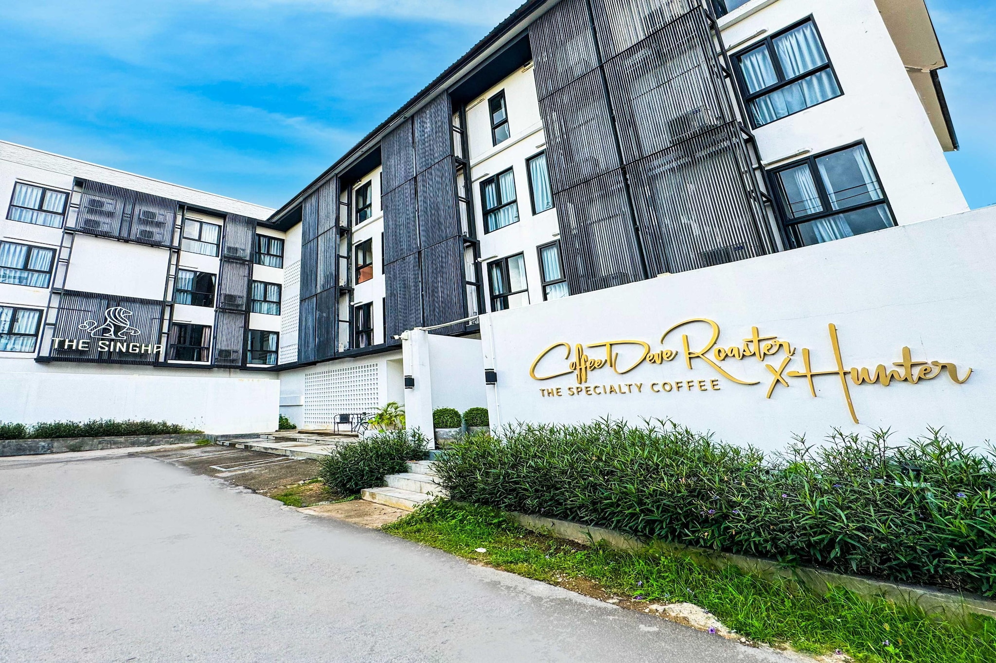 Ground floor: (bedroom(double bed, TV, air conditioning), bathroom(shower, washbasin, toilet, bidet, urinal))