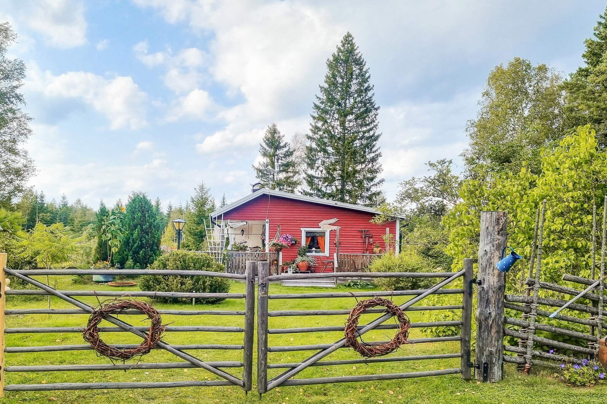 Charming cottage in scenic NorrtÃ¤lje â€“ perfect for a relaxing getaway! Welcome to this idyllic cottage, surrounded by a lush garden and beautiful flowers. Here you live secluded and peaceful, with a lovely patio where you can enjoy the evening sun while having a good dinner. Perfect for nature lovers with proximity to Roslagsleden, Skebobruk and picturesque excursion destinations such as Grisslehamn and the summer town of Ã–regrund. Experience the peace and charm of this cozy oasis! The cottage has an open plan between the living room and dining area that merges with the kitchen area. In the living room there is a sofa bed for two and a TV. For privacy there is a folding wall you can set up. The cottage has two comfortable bedrooms, one with a single bed and one with a sofa bed for two people. From the hall you can reach the bathroom with shower and sink, the toilet in the form of a separate room is in a separate cottage that you reach outside on the plot. Outside there is a large wooden deck where you can enjoy both sun and shade from morning to evening and at the same time view the beautiful and peaceful surroundings. There is outdoor furniture and a charcoal grill. There is a lot to explore around here. Nearby is Skebobruk where you can swim in the lake at a nice and child-friendly sandy beach. You can also kayak in Skebokanal. Don't miss the Orangeriet which organizes the music festival &quot;Sommarnattens toner&quot;. Also take a trip to beautiful Ã–regrund which blooms during the summer, where you can take a ferry over to GrÃ¤sÃ¶. In Grisslehamn you can take a trip with the EckerÃ¶linjen if you wish. You are close to the entire Stockholm archipelago where you can find your favorite spots. A few meters from the cottage you can take the bus to NorrtÃ¤lja and then all the way into central Stockholm if you wish, perfect if you want to leave the car! A warm welcome!
