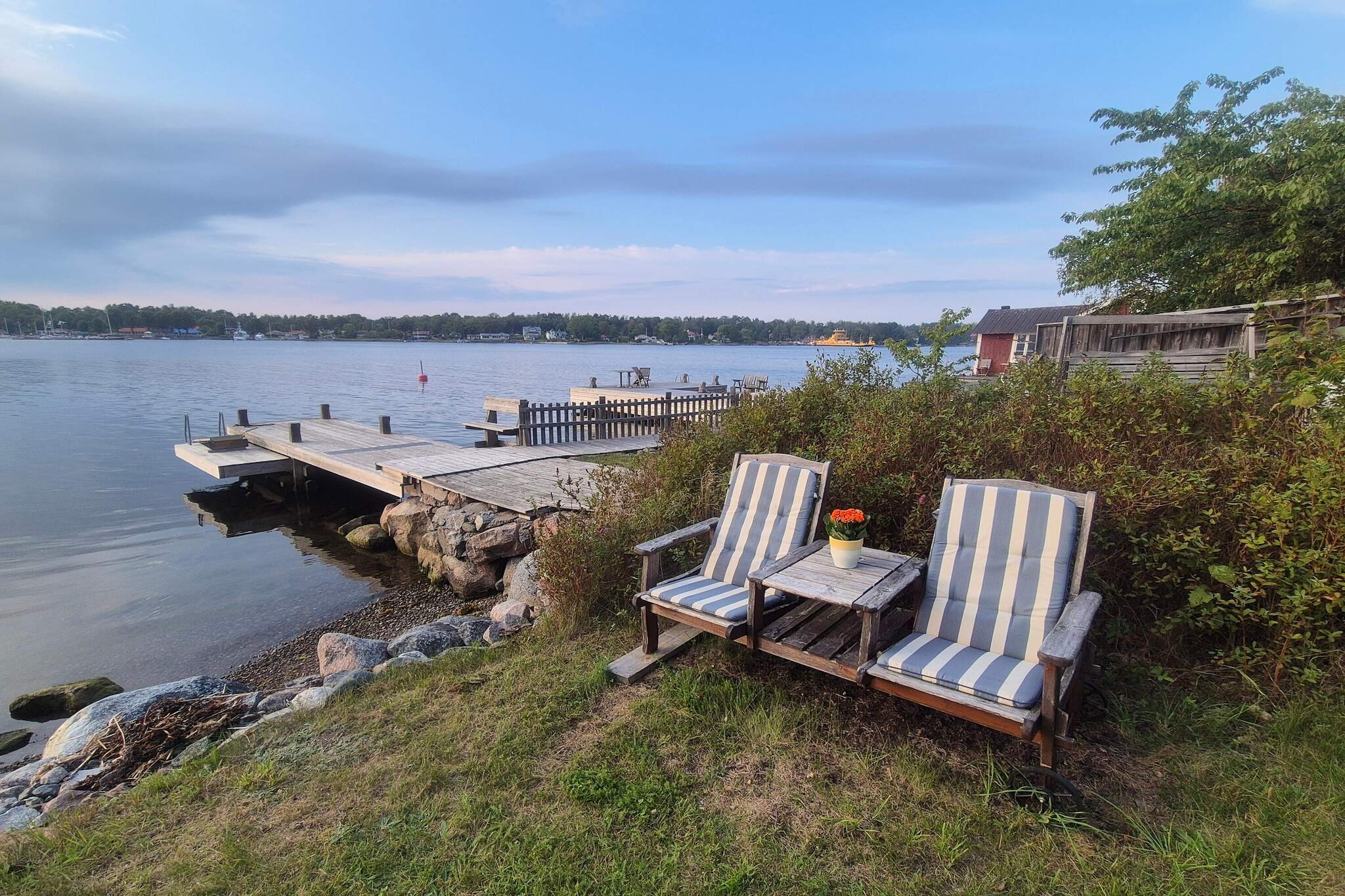 Cozy cottage by the sea in Roslagen! Wake up to the sound of the sea, the singing of birds and an unbeatable view of the sea at Yxlan in the Stockholm archipelago. This charming cottage is located on a beach plot with access to a jetty - perfect for morning swims and lazy days by the water. An idyll for those looking for a harmonious place during your holiday! Here you live in scenic surroundings on a common lake plot that is shared with the owner, but with privacy and plenty of space for relaxation! The cottage is located at the bottom of the property and offers a magical and relaxing lake view where even large cruise ships pass! The covered terrace is made for enjoying something good looking over boats and the sea! Open plan between the living room and dining area. Small and functional kitchen with fridge, mini oven with hobs and coffee maker. Freezing is available at the owner's. Bathroom with shower, toilet and sink. Separate bedroom with bunk bed accessible from the outside. In the living room there are sleeping places in a sofa bed for two, or in a sleeping alcove in the form of a 70 cm wide bunk bed. Below the cottage there is a private patio with outdoor furniture and a barbecue. Take a refreshing dip in the blue. On the other side you see Furusund's marina and inn. You can walk there because the cottage is so close to the ferry. There is a lot to do and explore around here, everything from kayaking, playing mini golf, going to the cinema on BlidÃ¶, going to central NorrtÃ¤lje and GrÃ¤ddÃ¶. There are many islands, fantastic views and swimming spots to discover! A warm welcome to this gem, close to the shore!