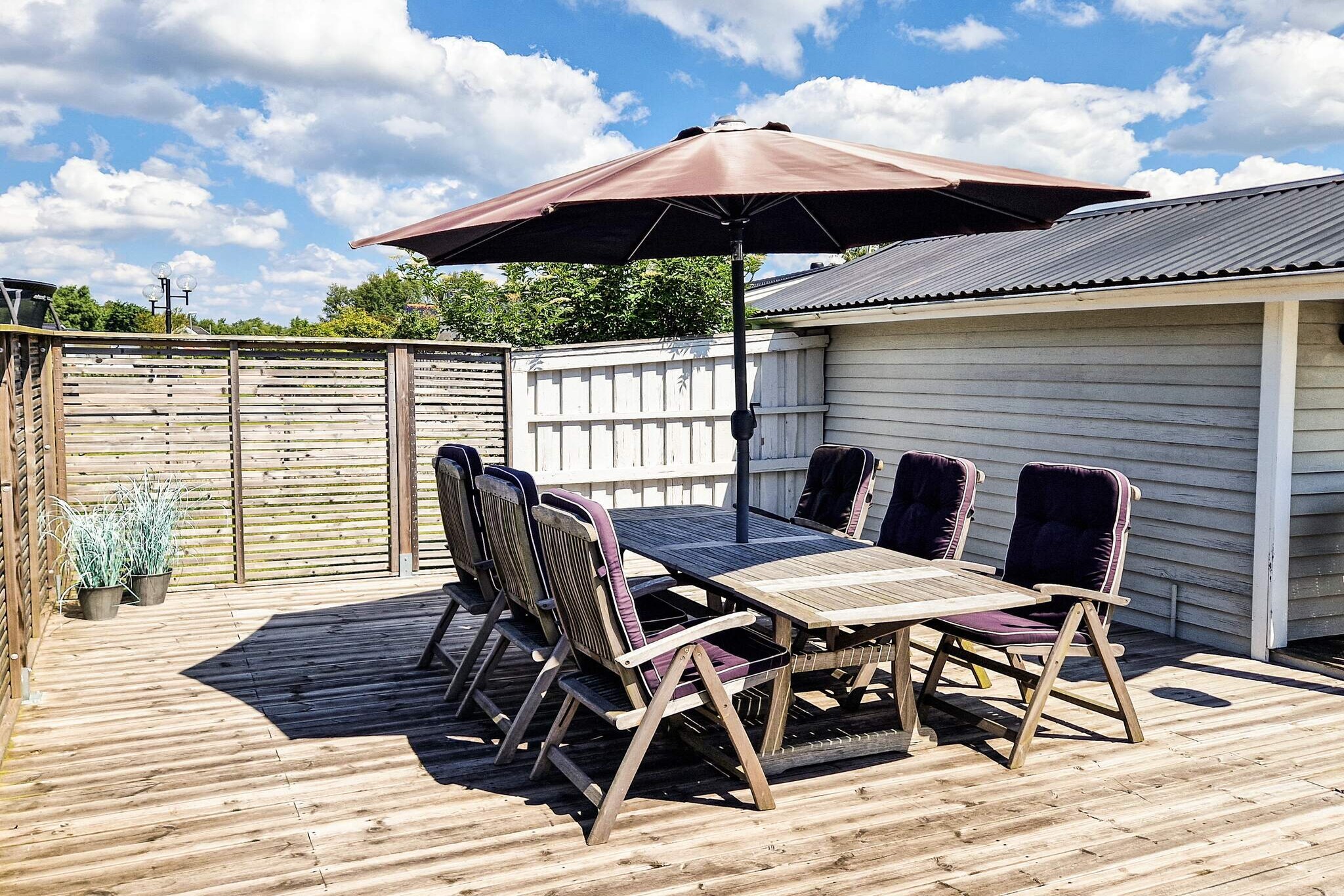 A pleasant and well-kept holiday home in an excellent location in Mellbystrand. The house is bright with generous spaces and comfortable furnishings. Within walking distance is Sweden's longest beach, shallow and child-friendly. The plot is spacious and partially protected from view. From the entrance you come to a glazed conservatory and further into an open and well-equipped kitchen. The living room has a sofa bed and TV with chromecast. There is free wifi. There is a spacious dining table and a fireplace to make a fire in if you stay here on chilly evenings. The two bedrooms each have two single beds. The bathroom has a shower and washing machine. The back of the house facing a green area has a large terrace with outdoor furniture and a barbecue. By the terrace there is a guest cottage with a sofa bed for two people. The plot has generous grass areas for the family's various activities. Nearby is an exciting Frisbee track. Within easy reach is Mellbystrand with its beach hotel and its small shops and restaurants. In the northern part is HÃ¶kafÃ¤ltet, a popular nature reserve with several exercise trails and walking paths. To the south, the development transitions to SkummeslÃ¶vstrand's summer center with several restaurants, a shop and a bakery. Nearby is a shopping center and the area offers a large number of summer activities, including tennis, paddle and mini golf. Just south of here you reach BjÃ¤rehalvÃ¶n with all its picturesque summer villages and not least BÃ¥stad, the wonderful tennis metropolis. There are excellent cycle paths to the north and south. To the north you can easily reach Halmstad with its fantastic beaches in TylÃ¶sand, its wide range of entertainment and all the golf courses. Why not pay a visit to the small town of Laholm with its beautiful location on the Lagan. Lagan has fine salmon fishing (fishing license required). For those interested in golf, there are many golf courses in the area. The closest is Laholms Gk.