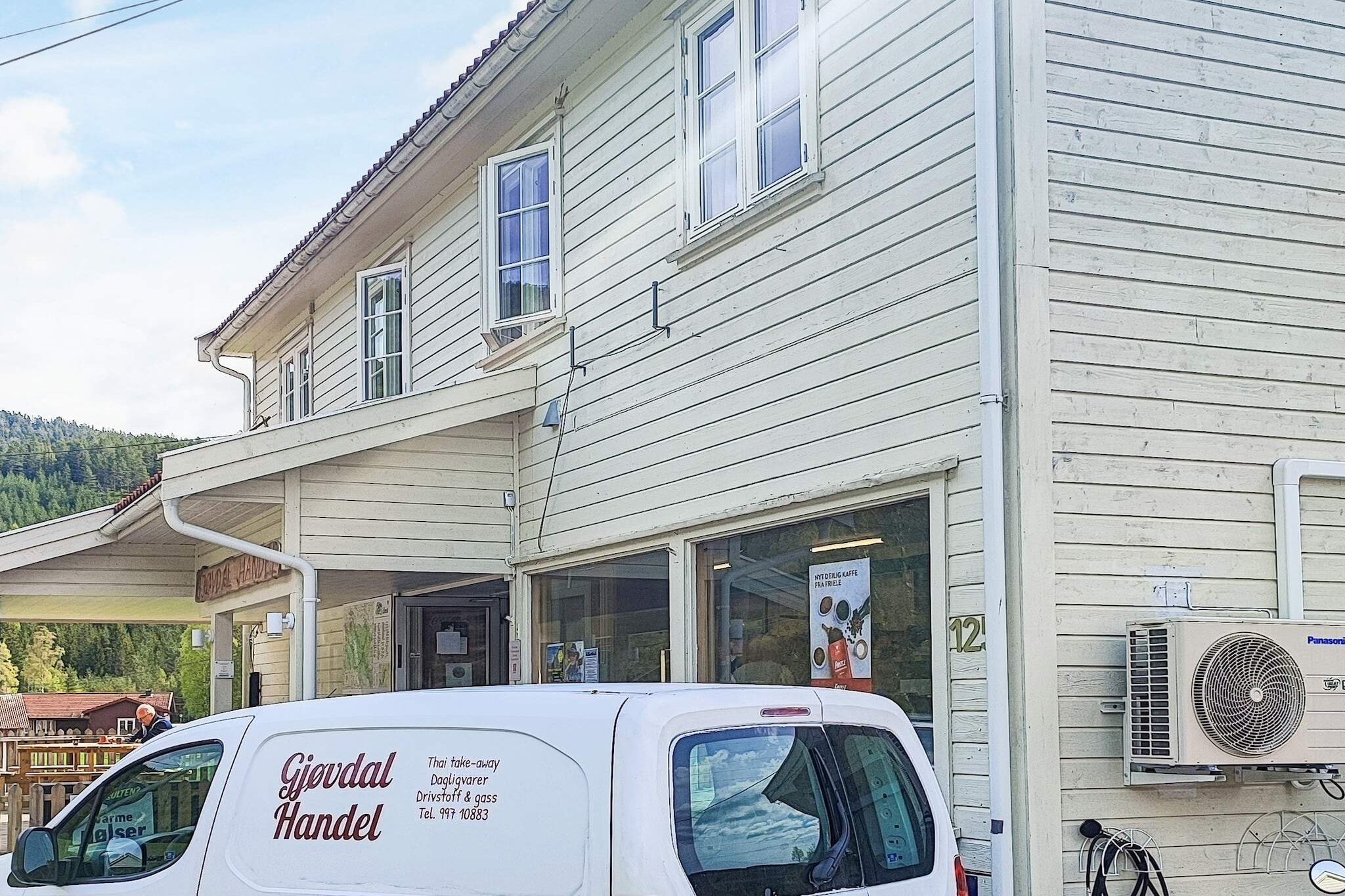 Internet Access DSL, dining room(19 m2), Kitchen(cooker(electric), hood, coffee machine(filter), microwave, dishwasher, fridge, freezer(60-99L), washing machine, high chair), Living/bed room(24 m2)(TV, chromecast, netflix), bedroom(double bed, cot), bedroom(double bed, 2x bunk bed), bedroom(2x single bed), bathroom(bathtub or shower, washbasin, toilet), heating(electric), terrace(10 m2), garden furniture, BBQ, parking, fish cleaning table