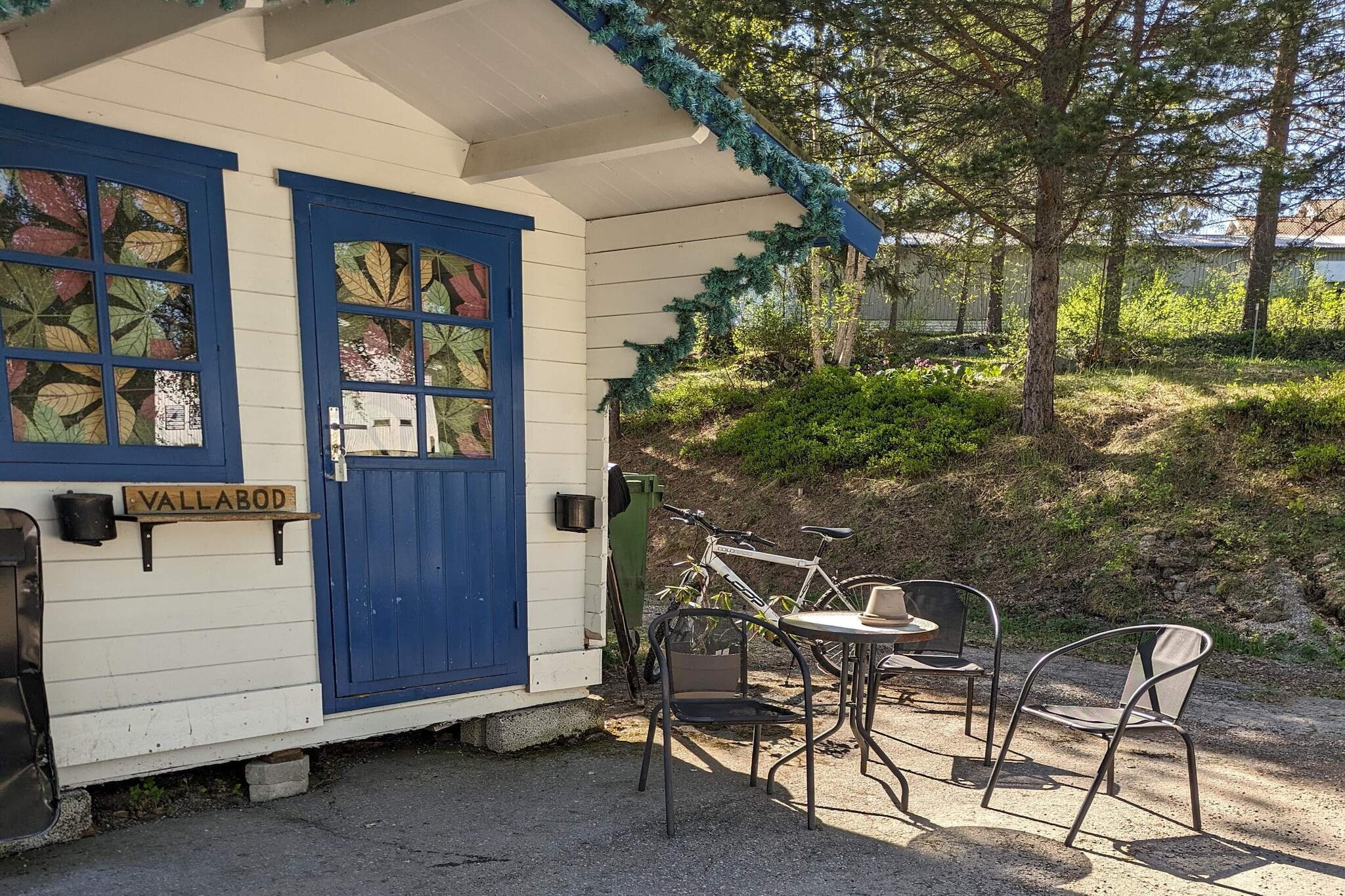 Internet Access DSL, Kitchen(shared with other guests)(cooker(electric), coffee machine, oven, microwave, dishwasher, fridge(+ freezer), fridge-freezer), bedroom(2x single bed), bathroom(shared with other guests)(shower(shared with other guests), toilet), heating(central), parking