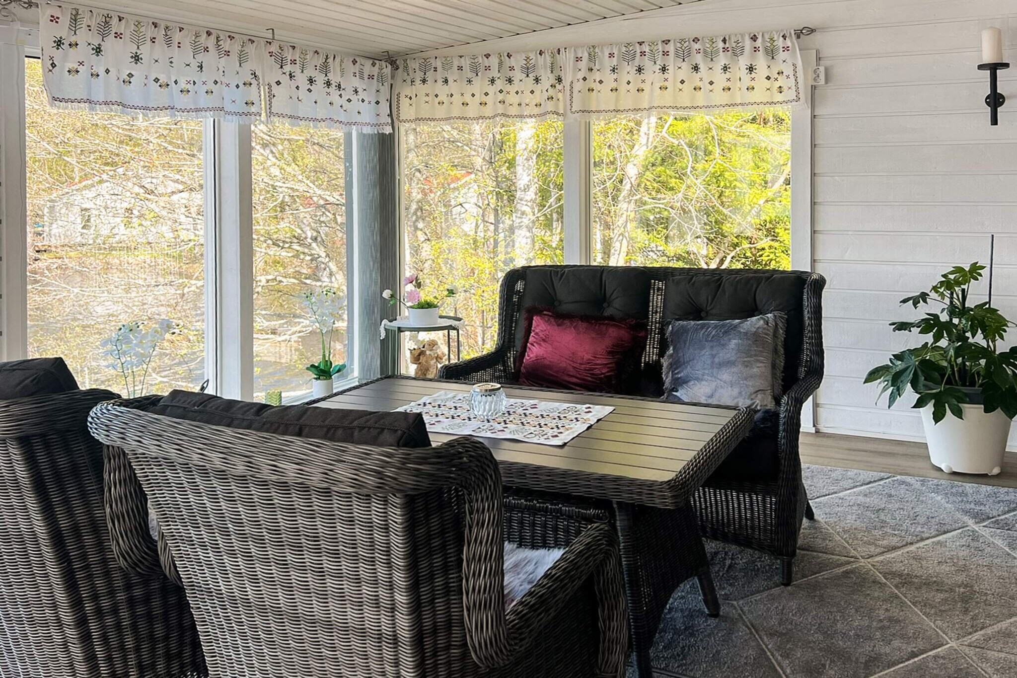 A large, spacious accommodation with a prime location and a fantastic view is what you get here! The house is located right on the lake and the lower terrace goes out over the water, and continues into the lake with a floating dock. A rowing boat is also included in the rent, so that you can make the most of this lake plot. The upper terrace offers seating under cover but also on the glass-enclosed veranda. So regardless of the weather, you are here in the front row to enjoy the wonderful lake and the view over it. To really not miss a second of the beautiful view, there is a second kitchen in the glass-enclosed veranda, so you can cook while you can socialize. The house has a large, combined living room, kitchen and dining room in one. With high ceilings and the same wonderful view. There are three bedrooms with a double bed in each. So, this house is just as suitable for three couples traveling together as it is for a family. There is plenty of room for 6 people here and the many opportunities to be outside and sit out ensure that there is something for everyone. The house has two bathrooms, one that was built in 2020 when the house was expanded and one from the previous building. Should you, against all odds, want to leave this fantastic accommodation, there is a moose park 2km away, where you have the chance to see the moose on a tractor safari. The nearest town is EksjÃ¶, which is about 10 km away. EksjÃ¶ is one of Sweden's best preserved wooden towns, with architecture and memories from more than four centuries, so the town itself is well worth a visit. There are restaurants, cafes and shops here, and it is not uncommon for there to be some fun event during the summer months. In about an hour's drive you reach Astrid Lindgren's World, in the same amount of time in the other direction you reach JÃ¶nkÃ¶ping and can enjoy its restaurants and shopping.