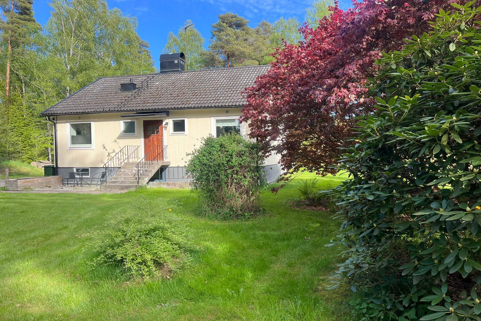 Just outside the village of Alvesta you will find this modernly furnished and spacious house, with room for up to 8 people. With a large glazed terrace, there is also plenty of space to hang out on summer evenings and you have a large, lovely garden to spend the days in. Just over 1 km away you will find Lake Salen and there are three nice swimming spots to choose from, although the homeowner himself recommends the one at BlÃ¤dinge church. The house has a spacious modern kitchen, large dining room, a living room with a sofa bed, a bedroom and a bathroom on the first floor. On the second floor there are 2 more bedrooms with two beds each, as well as a toilet. In the basement there is a large laundry room. There is plenty of room here for a large family or perhaps two families traveling together. Just over 2 km away you will find Tyrolen, which has festivals, concerts and flea markets. 25 km away you will find VÃ¤xjÃ¶ with shopping, cafes and restaurants.