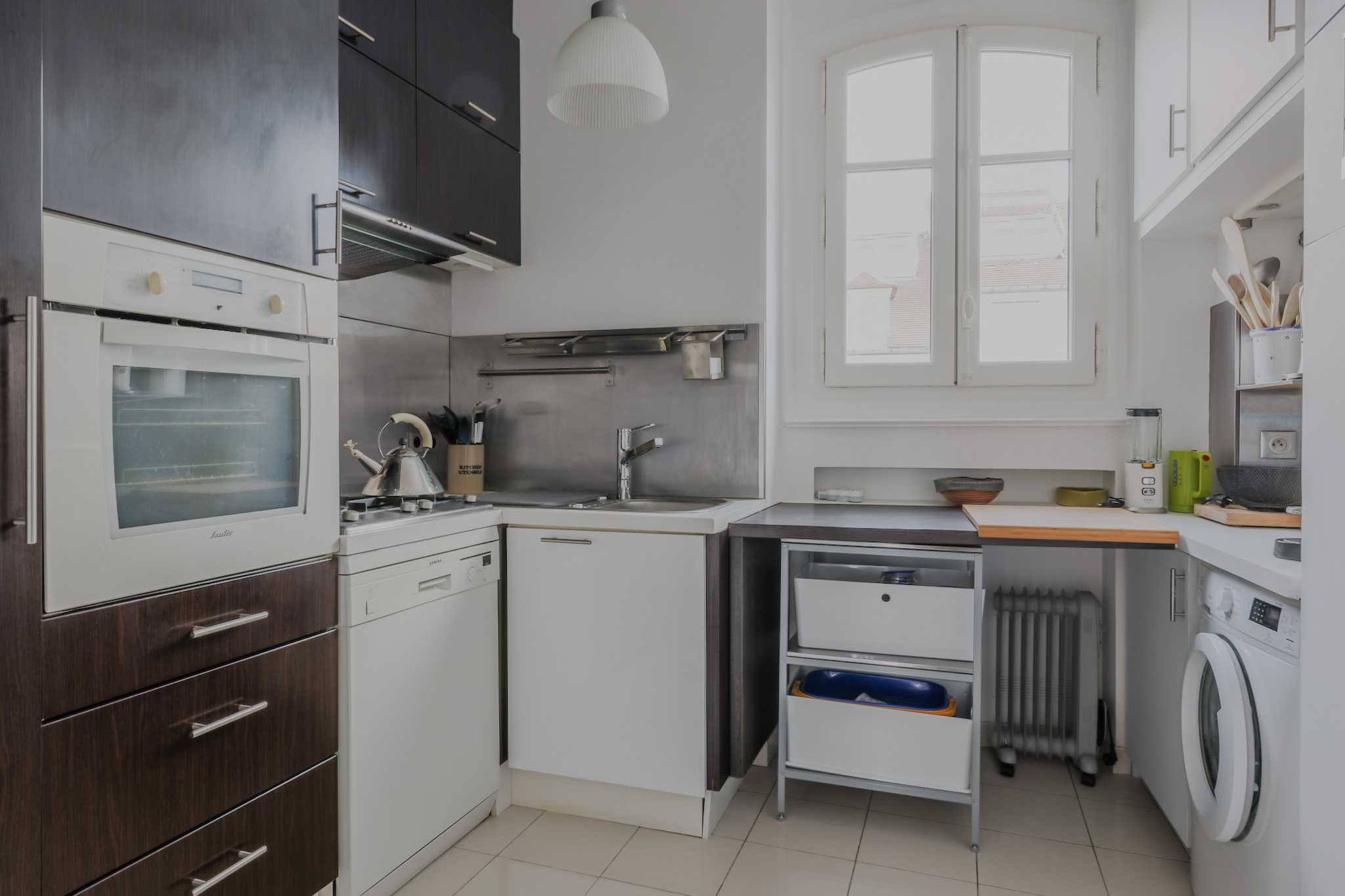 Checkmyguest offers this 94 m² apartment, located on the 5th floor without elevator, rue Lepic, Paris 18ème. Close to the Sacré-Coeur Basilica and Place du Tertre. Ideal for an authentic stay in Montmartre.

The apartment's convenient location means you'll find it easy to get around the capital by public transport:

- Metro: Lamarck - Caulaincourt (lines 12), a 5-minute walk away
- Metro: Place de Clichy (lines 2, 13), a 10-minute walk away 
- Day and night BUS
- Vélib station
- Several Taxi companies available: Les cabs G7 (the most popular) - call 36 07
