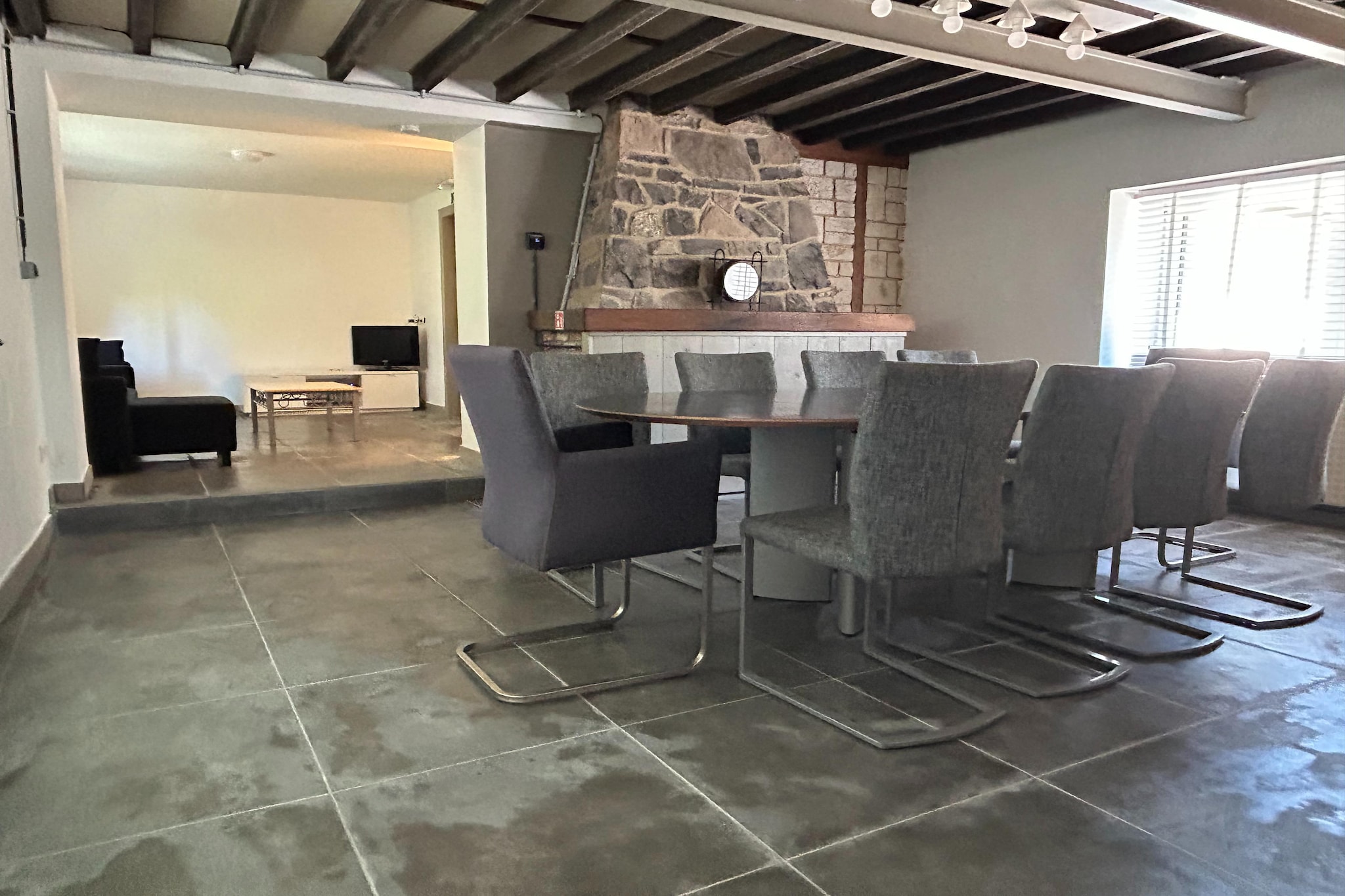 Located in the scenic Ruisseau de Vaux valley, this authentic holiday home is surrounded by beautiful panoramic landscapes and offers a peaceful escape in nature. The property is set on a vast 20-acre estate with impressive mature trees, sun terraces, a separate pavilion, and a garden patio with an outdoor sleeping mezzanine—perfect for relaxing and enjoying the serene surroundings.

The spacious accommodation provides ample private parking and several leisure facilities, including a barbecue, foosball table, darts, and multiple comfortable indoor and outdoor seating areas. Ideal for nature lovers, families, sports enthusiasts, and groups of friends, the estate combines space, comfort, and tranquility.

Recently renovated, the house blends modern comfort with its historic charm. Inside, guests can enjoy a large lounge with TV and Wi-Fi (including Netflix), a very spacious living and dining area, and a modern, fully equipped kitchen. The ground floor also features a large entrance hall with foosball and darts, as well as a separate bathroom with two showers, two toilets, a washing machine, and a dryer. Upstairs, there are five bedrooms, each with a sink and mirror, along with a shared shower, toilet, and storage space.

The surrounding area is ideal for outdoor activities such as hiking, cycling, horse riding, and fishing. Nearby attractions include indoor playgrounds, water parks, nature reserves, and the charming town of Huy. Liège and Namur are within a 30-minute drive. Final cleaning is included; guests are asked to leave the kitchen clean. Outdoor noise, open fires (except barbecue), smoking, and pets are not permitted.