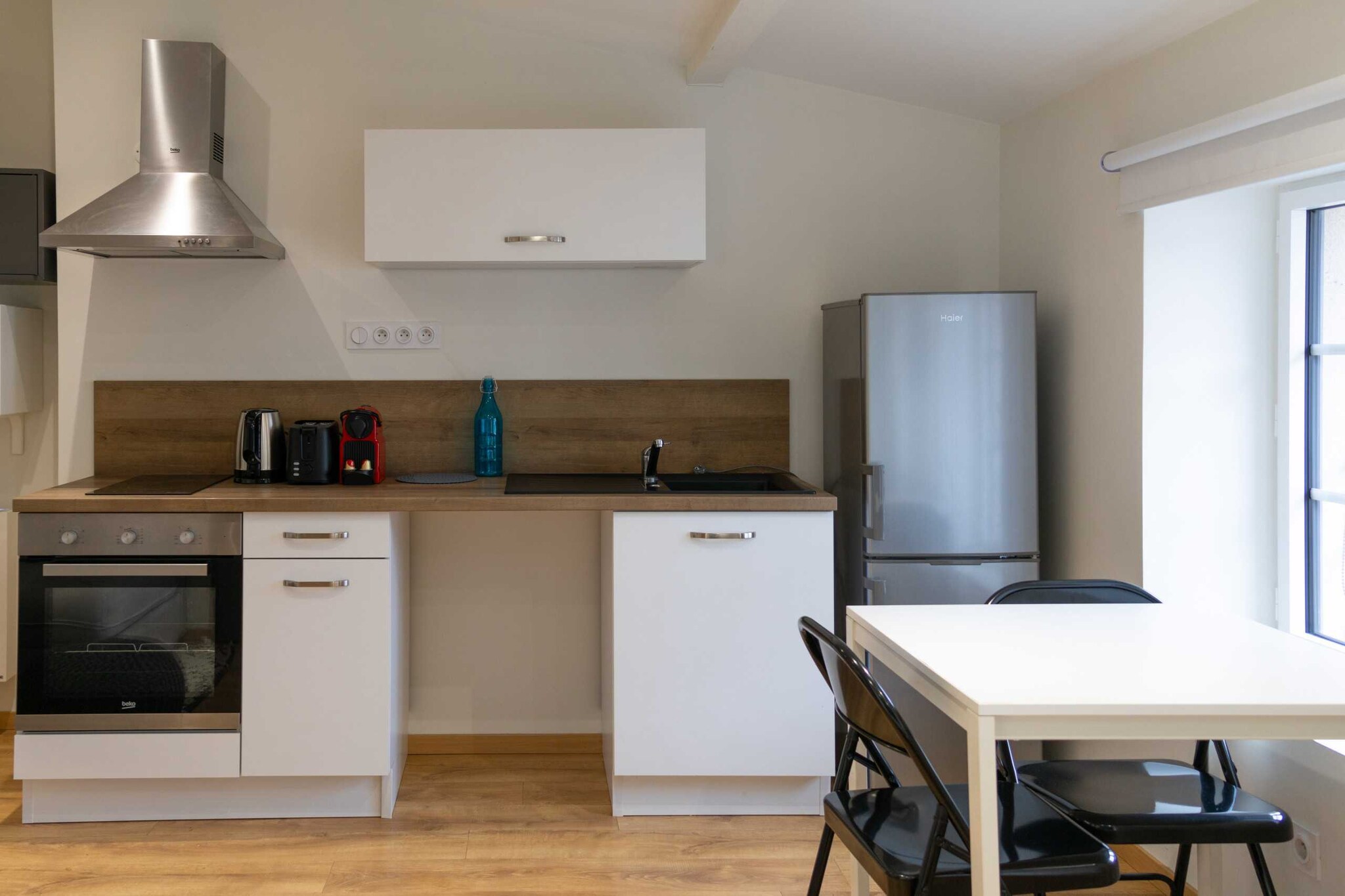 On the 2nd floor: (Living room(Bed Linen, TV, seating area, heating, iron, Queen Bed), Kitchen(stove, electric kettle, toaster, hood, coffee machine, oven, microwave, fridge), bathroom(Hot Water, shower, washbasin, hairdryer, Towels incl., shampoo, body soap, Essentials, Cleaning products), toilet)\n\nInternet access, Cleaning Disinfection, Cleaning before checkout, Enhanced cleaning practices, High touch surfaces disinfected, Long term stays allowed