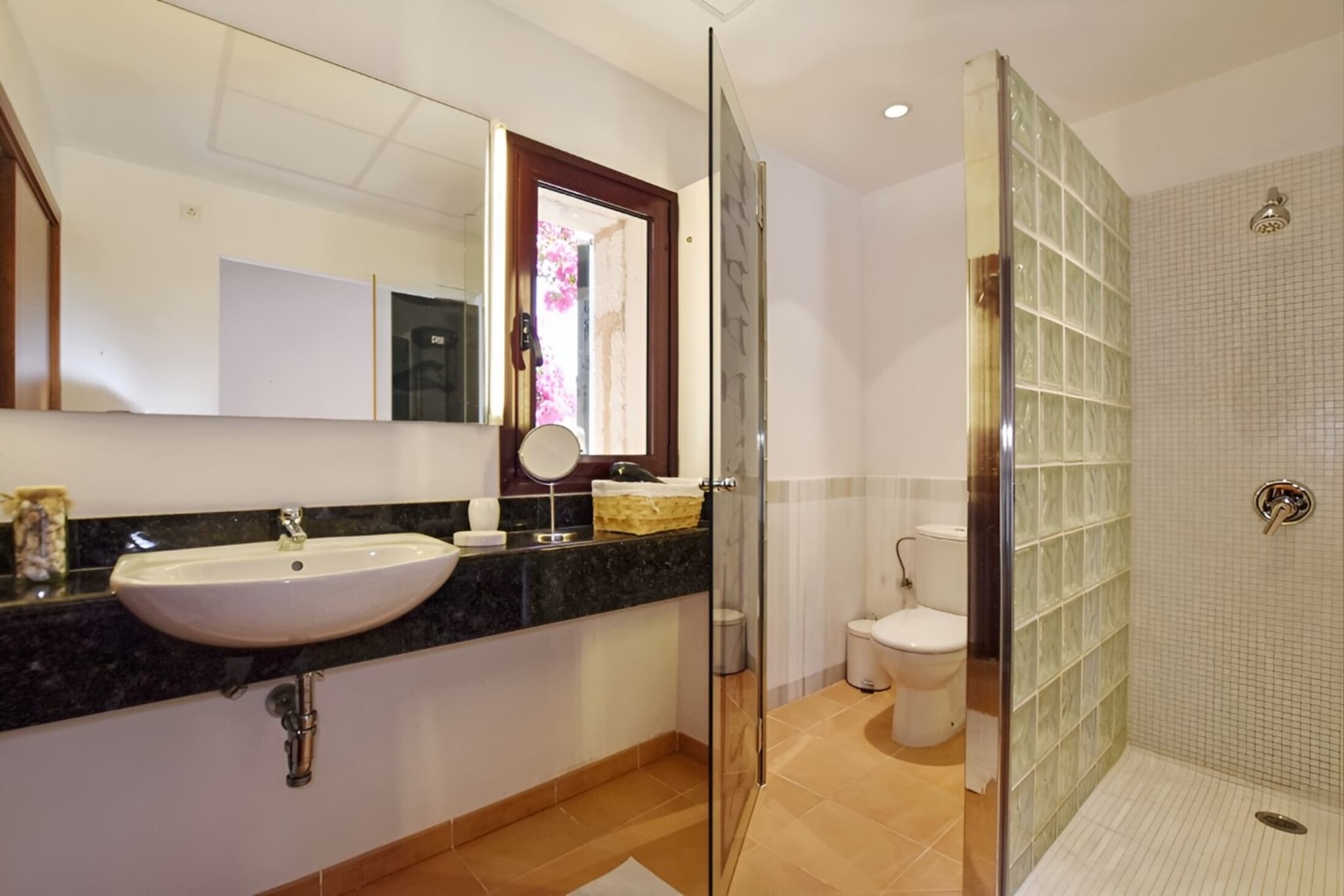 Sa font den Ros-Badezimmer