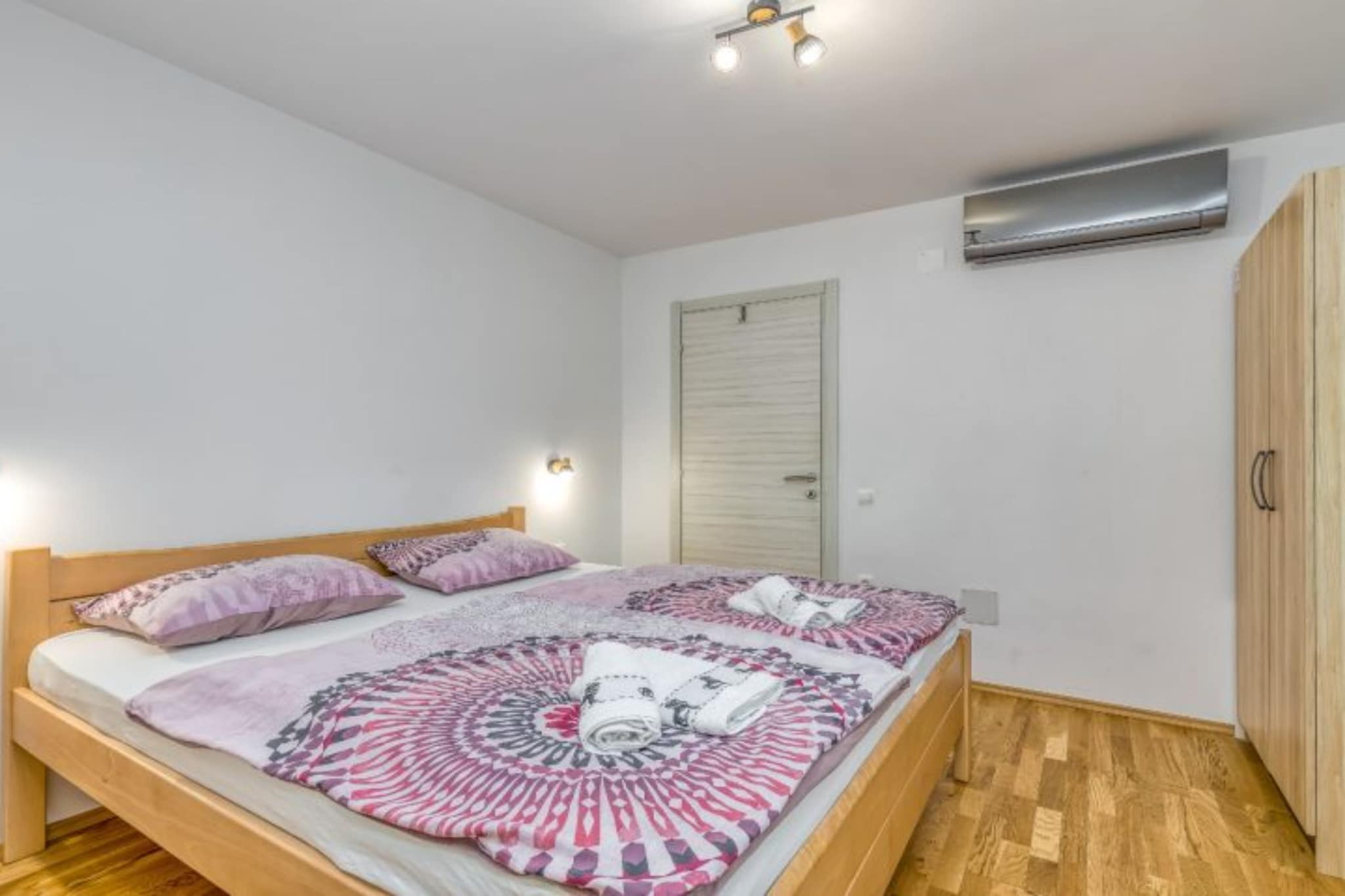Four Bedroom Holiday House Mali Raj with Pool-Slaapkamer