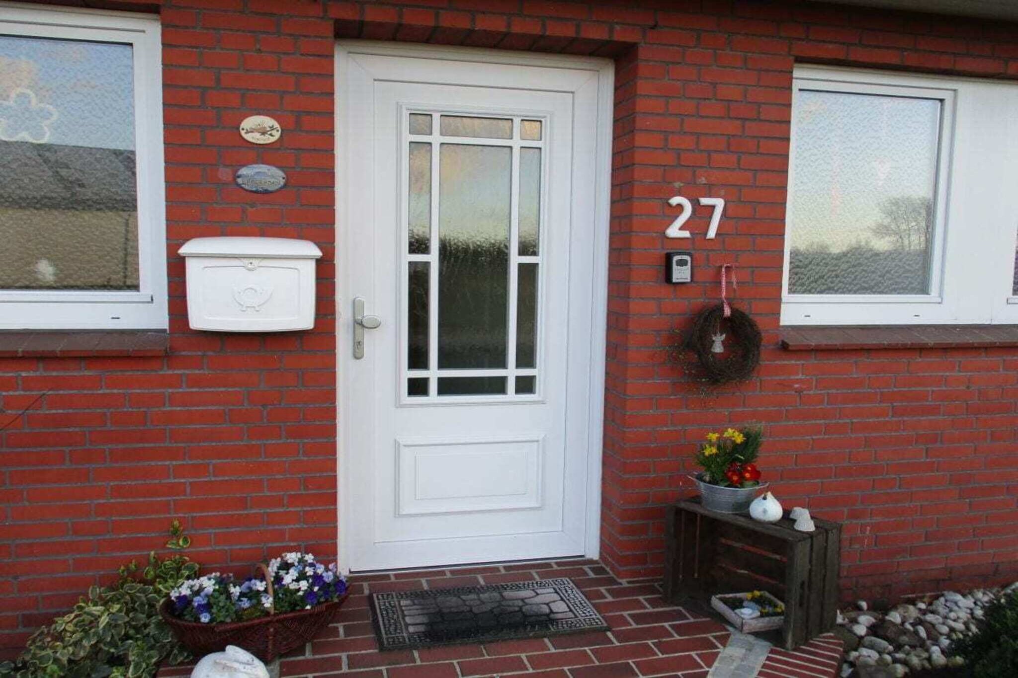 The cozy holiday apartment "Vogelnest" (68 sq m) is located on the upper floor and has a separate entrance. It features two bedrooms (one with a double bed 180 x 2 m and the other with a single bed 90 x 2 m). The beds are made upon arrival. There is also a dining room with a radio, a living room with a TV, Wi-Fi, and DVD player, a fully equipped kitchen with a microwave, coffee maker, and kettle, a bathroom with a shower and sauna, and towels and bathrobes are provided and included in the price. A large roof terrace with garden furniture, a beach chair, and a barbecue is also available.
In good weather, the apartment offers a magnificent view of the fields and forest. To enjoy the evening sun and sunsets, we provide a second seating area with a beach chair in the garden.