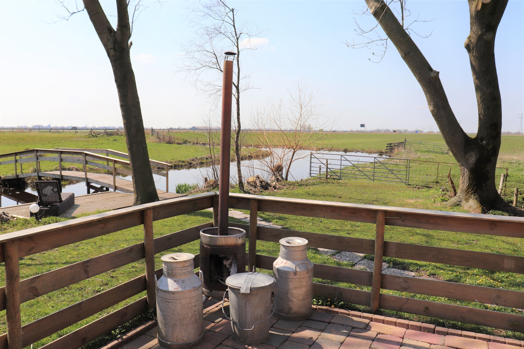 Boerderij uit 1866 in Friesland 16-persoons-Terrasbalkon