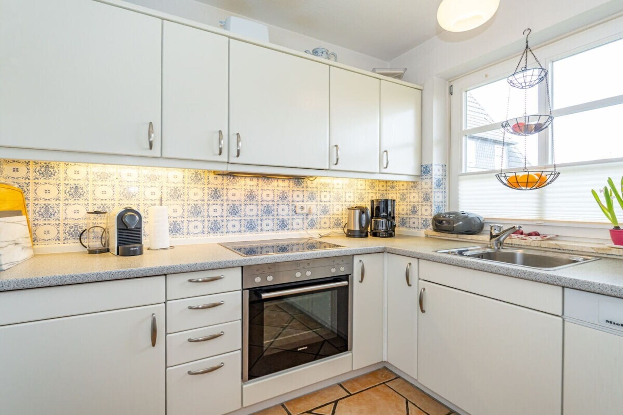 The holiday home has a living room, a separate kitchen, a guest toilet, and a storage room on the ground floor. The living room opens onto a south-facing terrace furnished with garden furniture and a beach chair.
On the first floor, there are two large bedrooms and a bathroom with a shower. The second floor has another large bedroom with a double bed. The ground floor has large tile flooring, while the first and second floors have parquet flooring. The house is furnished with light, modern furniture. Amenities include cable TV, Wi-Fi, telephone, and internet access. A sauna with a shower is located in the basement.