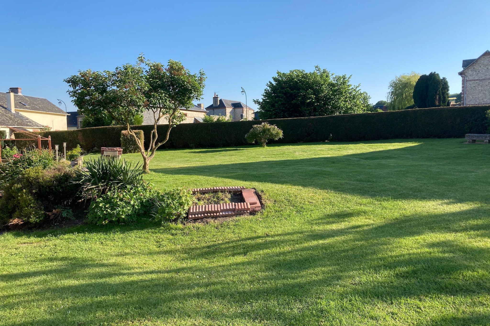 Maison Ganzeville - Gardens in summer