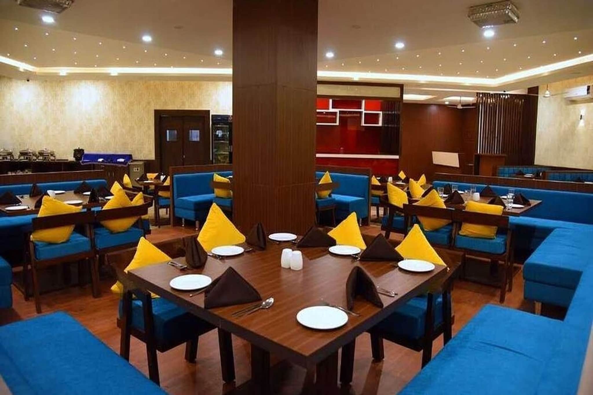 Ground floor: (bedroom(double bed, TV, seating area, air conditioning, Towels incl., telephone), bathroom(bathtub or shower, shower, washbasin, toilet, shampoo, body soap, hot water))