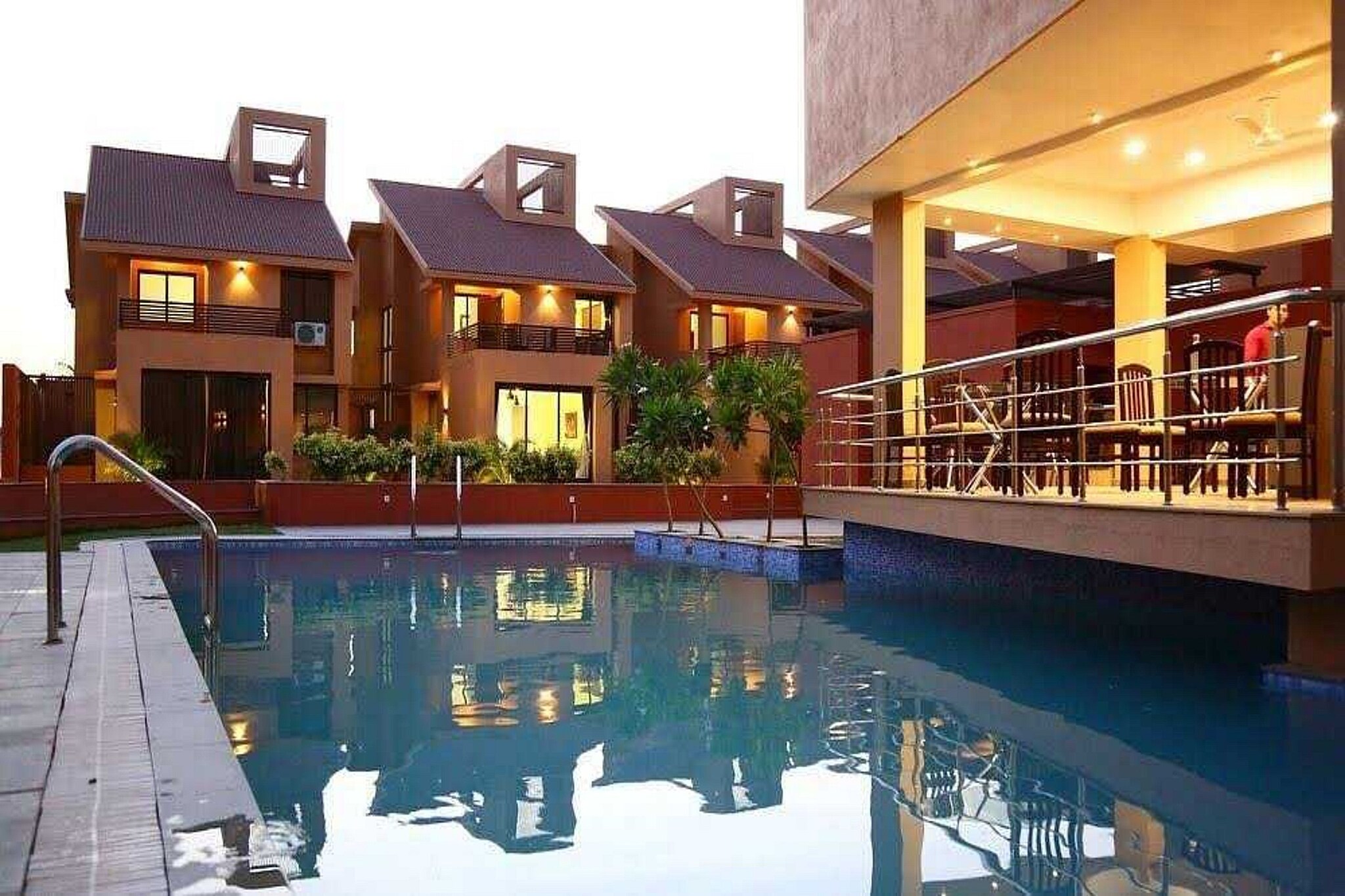 Ground floor: (bedroom(double bed, TV, seating area, air conditioning, Towels incl., telephone), bathroom(bathtub or shower, shower, washbasin, toilet, shampoo, body soap, hot water))