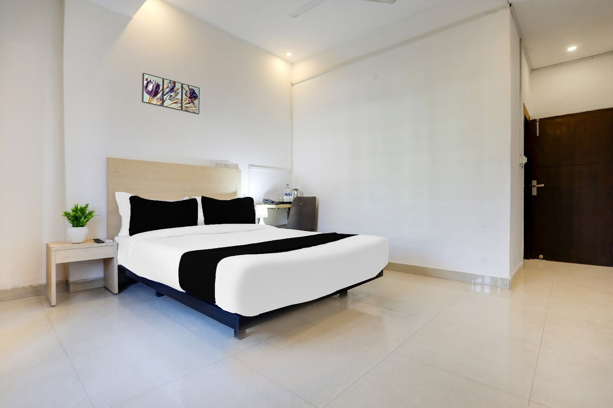 Comfortable Accommodations: Collection O Gol Park Atala in Prayagraj offers family rooms with air-conditioning, private bathrooms, and free WiFi. Each room includes a work desk, seating area, TV, and free toiletries.

Dining and Amenities: Guests can enjoy a restaurant on-site and take advantage of free WiFi throughout the property. Additional facilities include a lift, 24-hour front desk, housekeeping, laundry, room service, and luggage storage.

Convenient Location: Located 9 km from Allahabad Airport and 12 km from Phaphamau Junction, the hotel provides easy access to local attractions.

Early Check-In Policy: A full day’s room rate will be charged for check-ins before 6:00 AM. Complimentary early check-in is available between 6:00 AM and 10:00 AM, subject to room availability.
Check-in is only available to guests aged 18 and above. Please provide a government-issued ID to confirm your age.