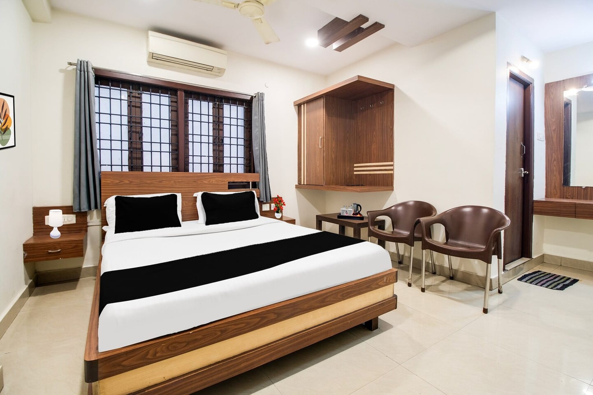 Super Hotel O Allipuram Near Railway Station features air-conditioned rooms with TV in the Dabagardens district of Alipur. This 3-star hotel offers a shared lounge and room service. The property is non-smoking and is set 2.6 km from Ramakrishna Beach.
Guests at the hotel can enjoy a continental breakfast.
Speaking English and Hindi at the reception, staff are ready to help around the clock.
Popular points of interest near Super Hotel O Allipuram Near Railway Station include Daba Gardens, Dondaparithy and Diamond Park. Visakhapatnam Airport is 10 km away.
Early Check-In Policy: A full day’s room rate will be charged for check-ins before 6:00 AM. Complimentary early check-in is available between 6:00 AM and 10:00 AM, subject to room availability.
Check-in is only available to guests aged 18 and above. Please provide a government-issued ID to confirm your age.