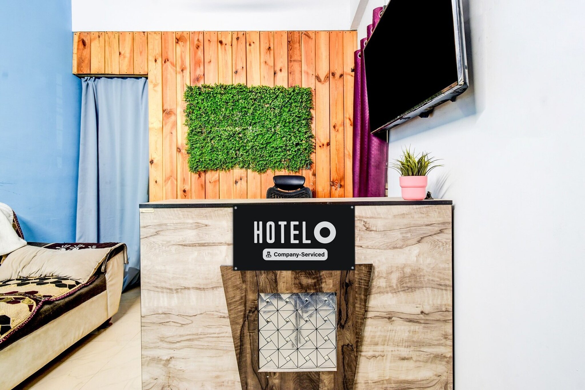 Ground floor: (bedroom(double bed, TV, seating area, air conditioning, Towels incl., telephone), bathroom(bathtub or shower, shower, washbasin, toilet, shampoo, body soap, hot water), parking, lift)