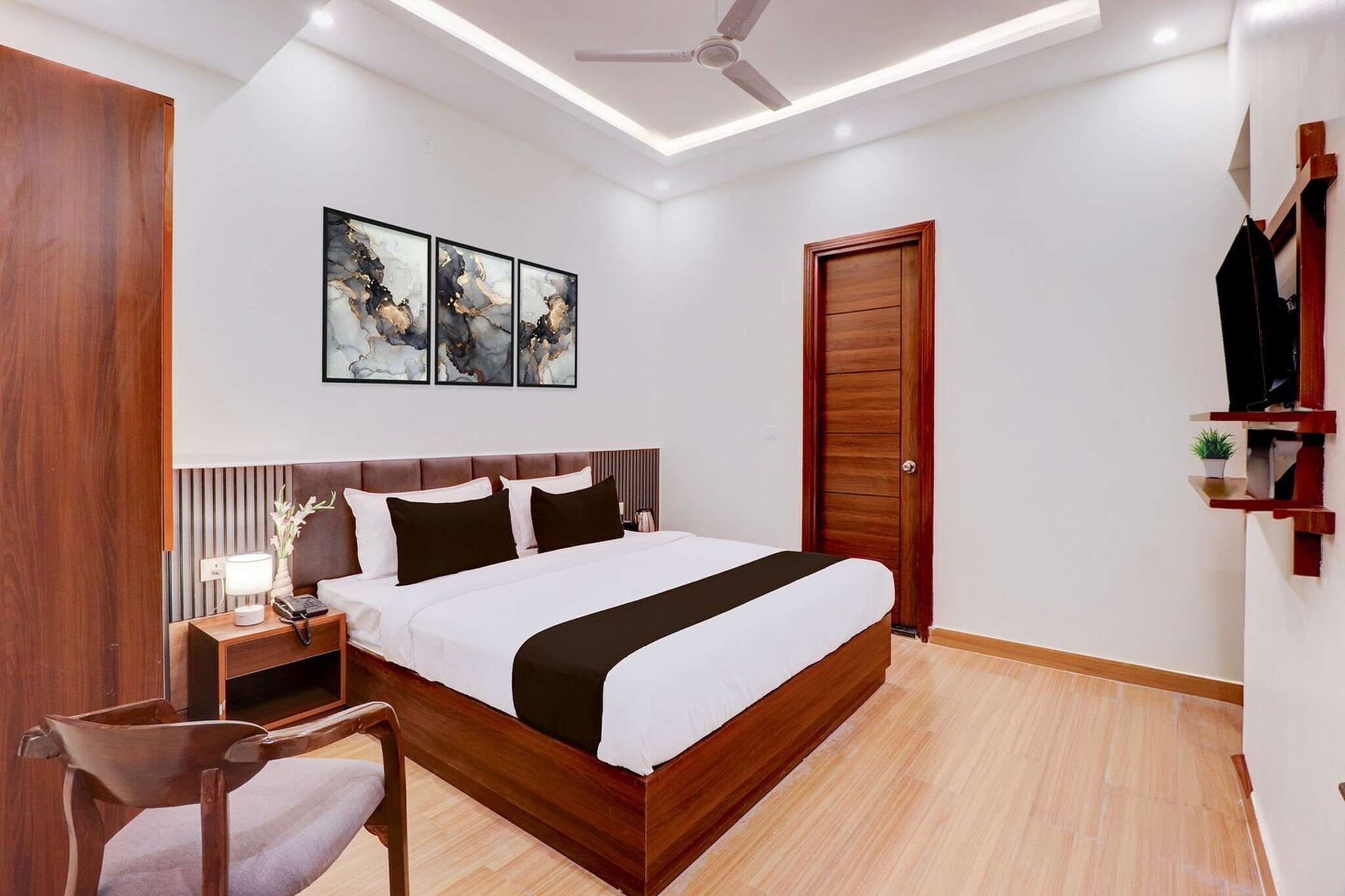 Set within 29 km of Gun Hill Point, Mussorie and 3.2 km of Indian Military Academy, Townhouse Oak FRI Dehradun Formerly Hotel EL Portrait offers rooms with air conditioning and a private bathroom in Dehradun. With free WiFi, this 4-star hotel offers room service and a 24-hour front desk. The hotel features family rooms.
The units at the hotel come with a seating area, a flat-screen TV with satellite channels and a private bathroom with free toiletries and a bath or shower. All rooms feature a desk.
Dehradun Clock Tower is 3.8 km from Townhouse Oak FRI Dehradun Formerly Hotel EL Portrait, while Dehradun Station is 5.4 km away. Dehradun Airport is 26 km from the property.
Early Check-In Policy: A full day’s room rate will be charged for check-ins before 6:00 AM. Complimentary early check-in is available between 6:00 AM and 10:00 AM, subject to room availability.
Unmarried couples are warmly welcome at this property.
Guests with local ID proof are warmly welcome.
Check-in is only available to guests aged 18 and above. Please provide a government-issued ID to confirm your age.