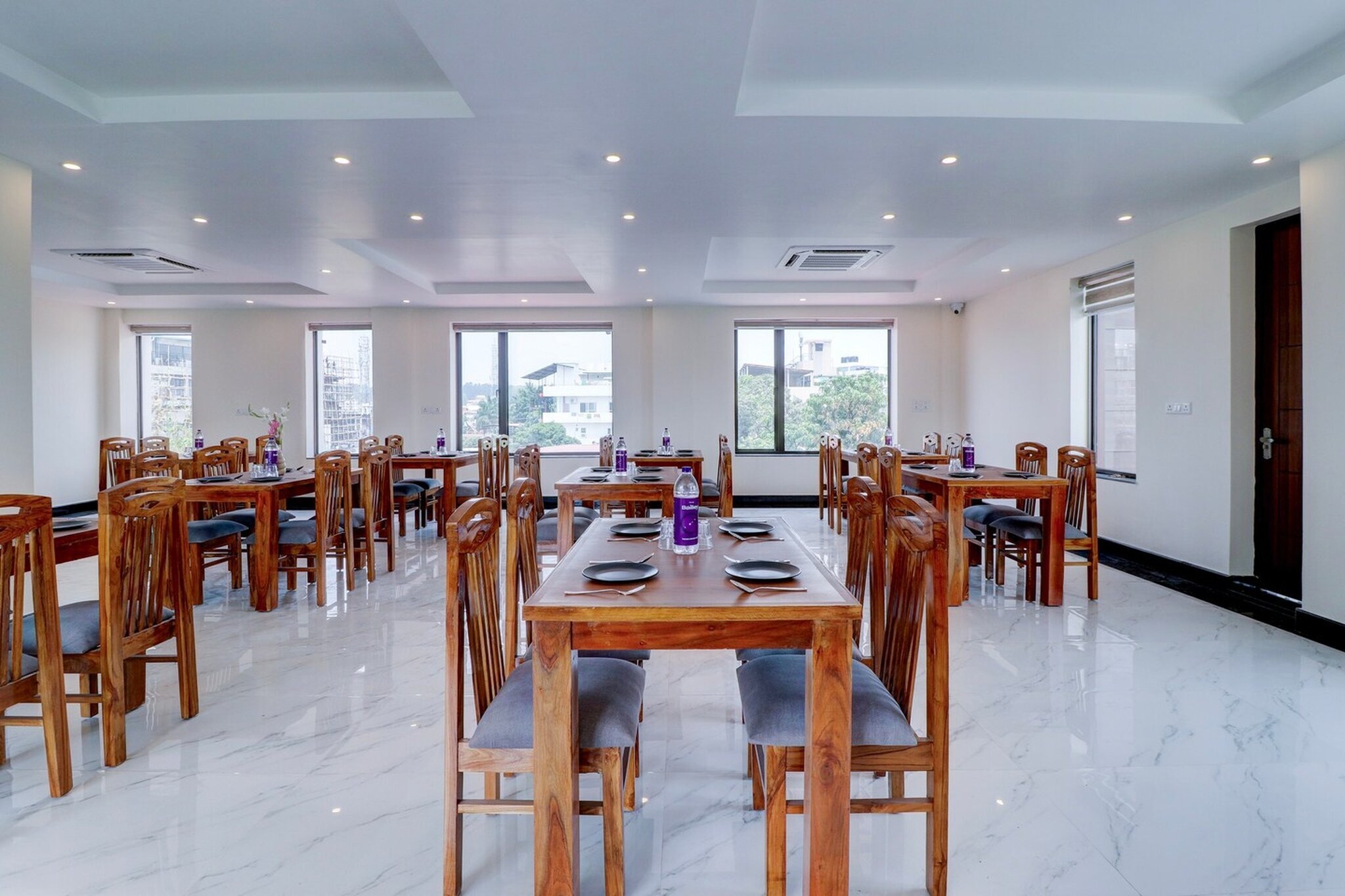 Townhouse Oak FRI Dehradun Hotel EL Portrait