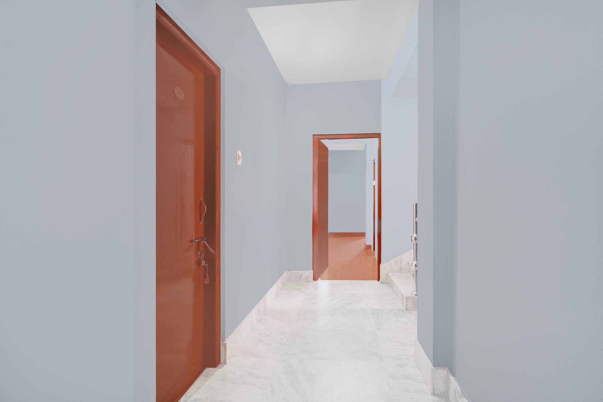 Ground floor: (bedroom(double bed, TV, seating area, air conditioning, Towels incl., telephone), bathroom(bathtub or shower, shower, washbasin, toilet, shampoo, body soap, hot water), Parking)
